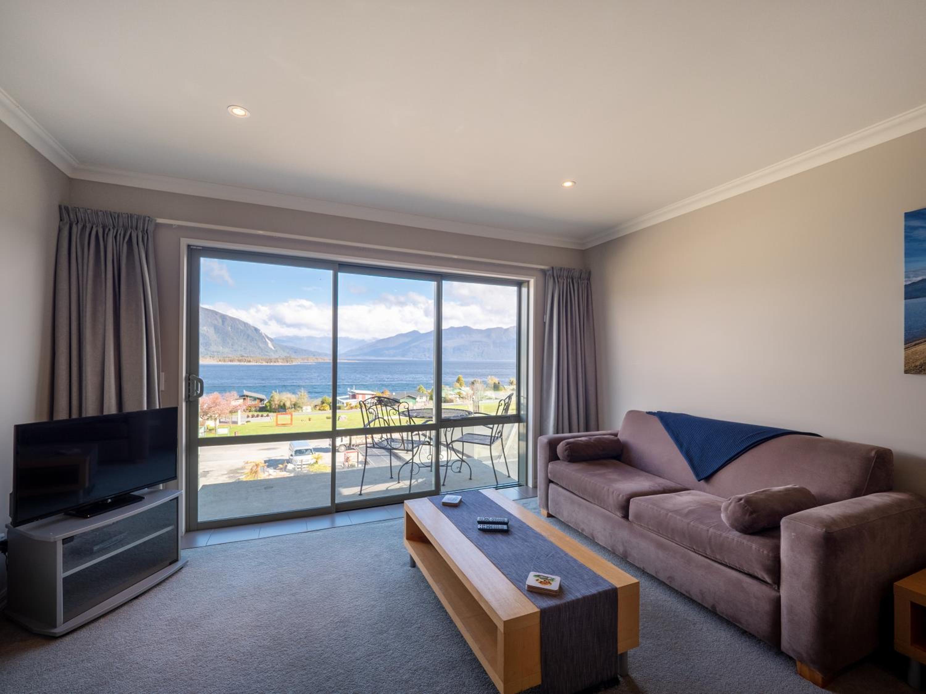 Apartment with Lake View - Photo 3