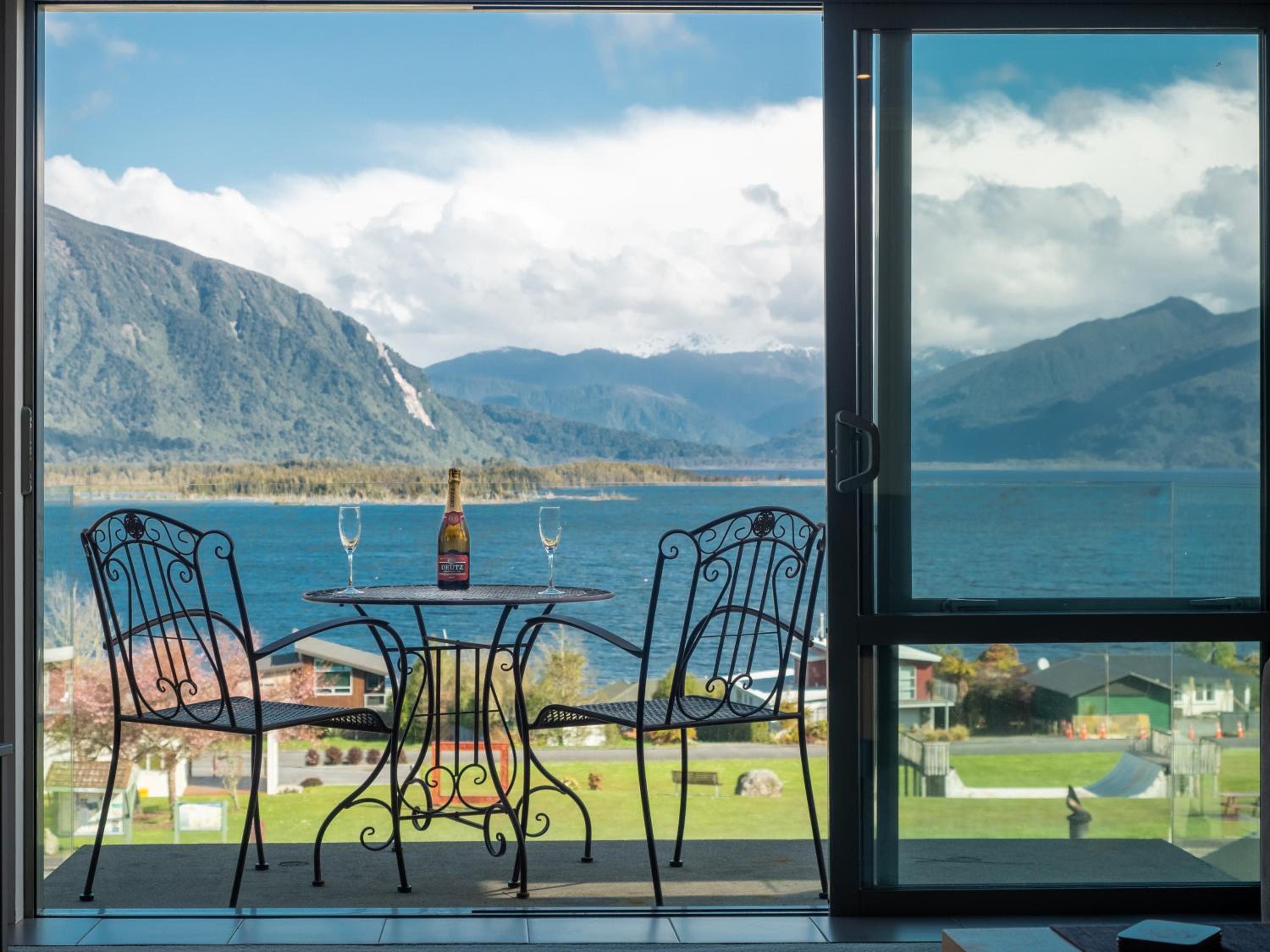 Apartment with Lake View - Photo 4