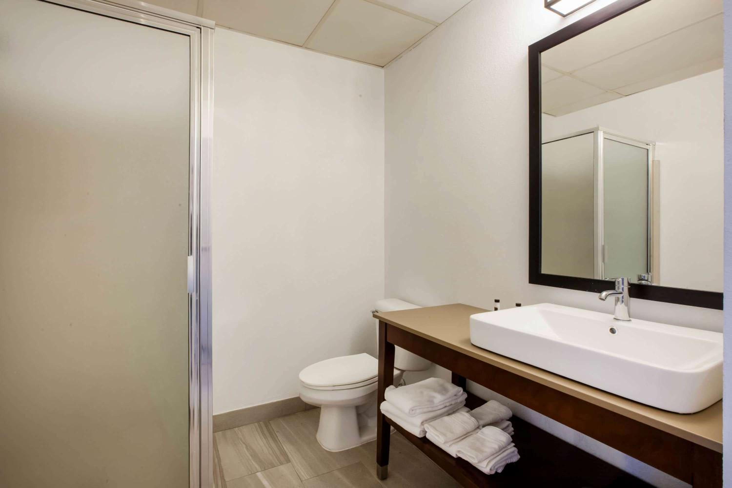 King Room with Oversize Tub - Non-Smoking - Photo 2
