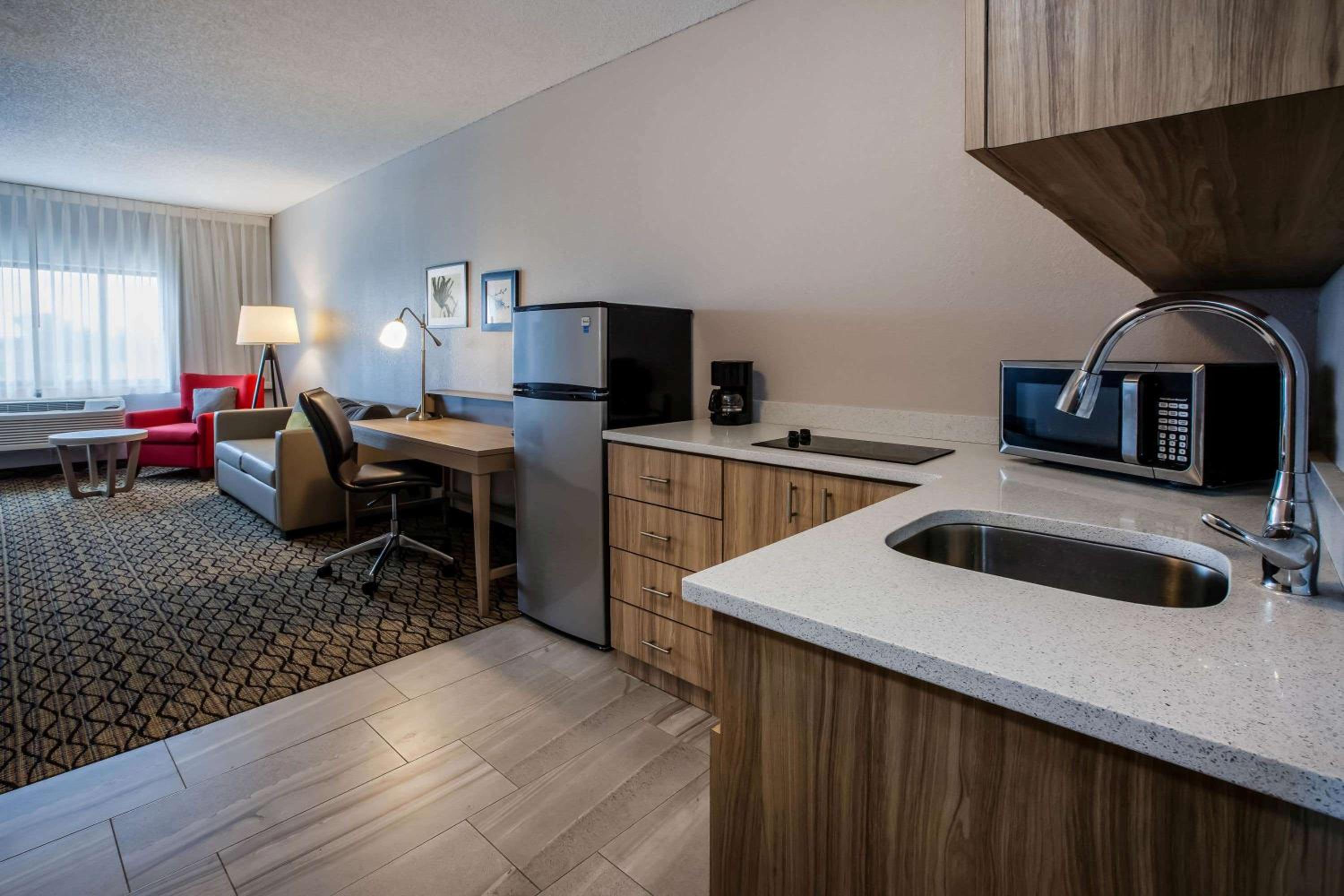 King Suite with Kitchenette - Non-Smoking - Photo 6