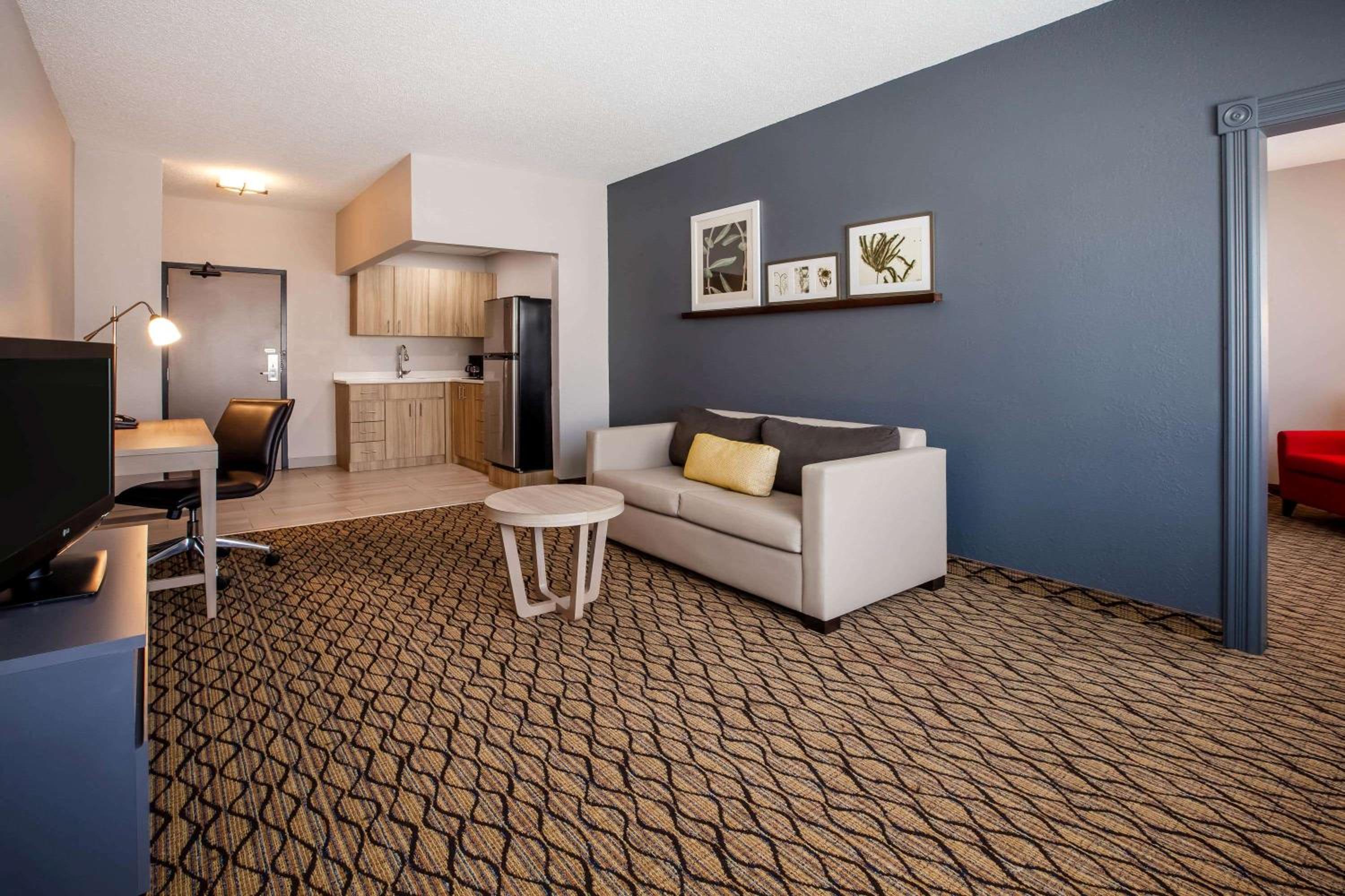 King Suite with Kitchenette - Non-Smoking - Photo 4