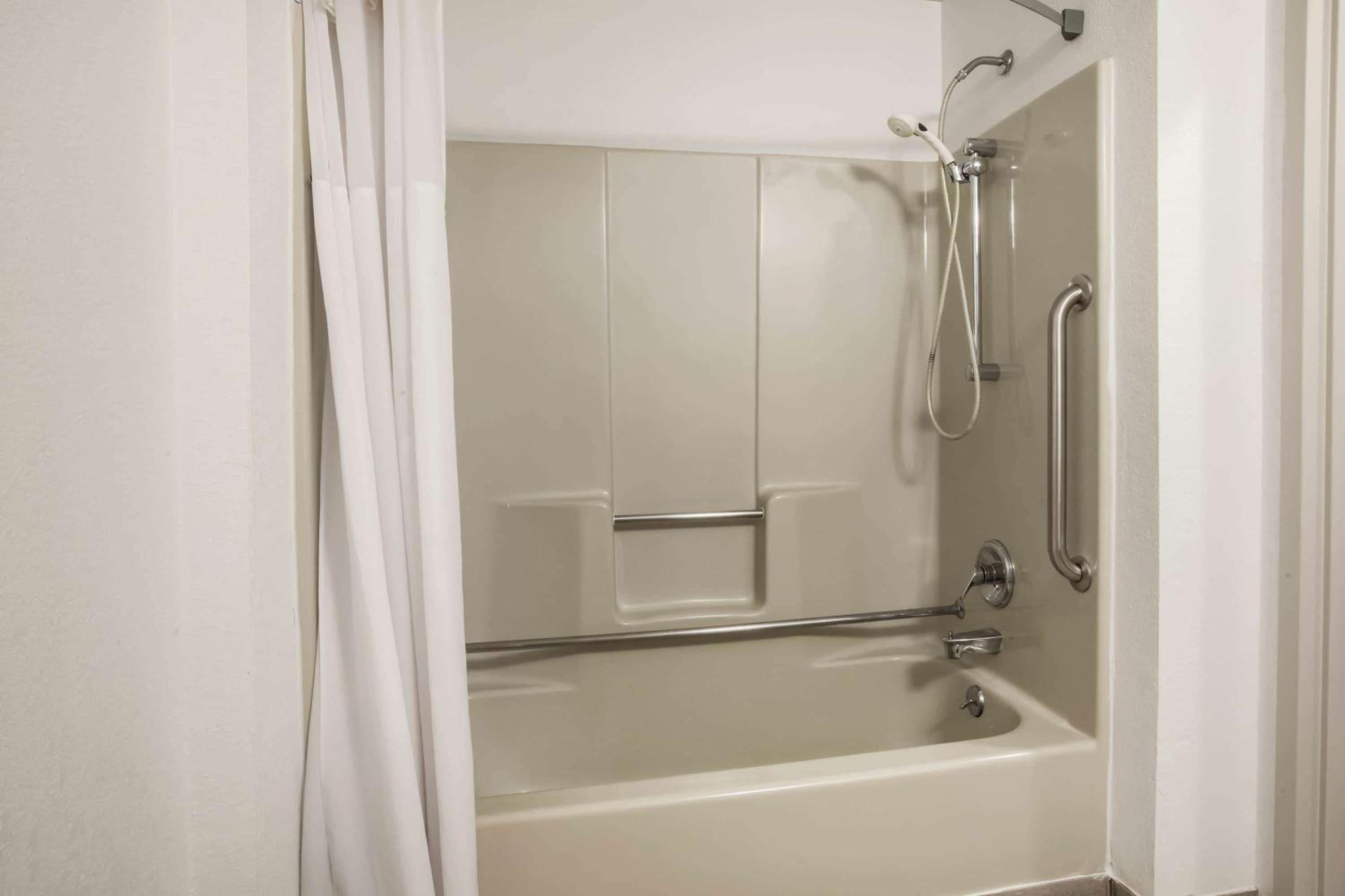 King Room - Mobility Access/Non-Smoking - Photo 3