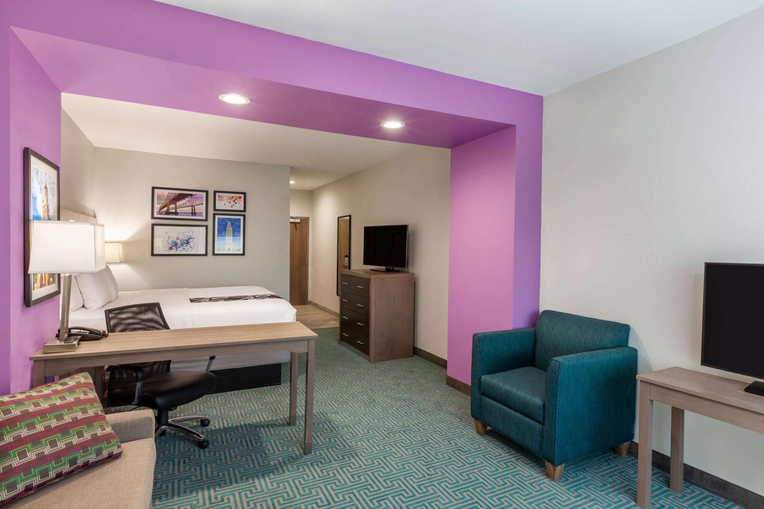 Deluxe King Room - Non-Smoking - Photo 6