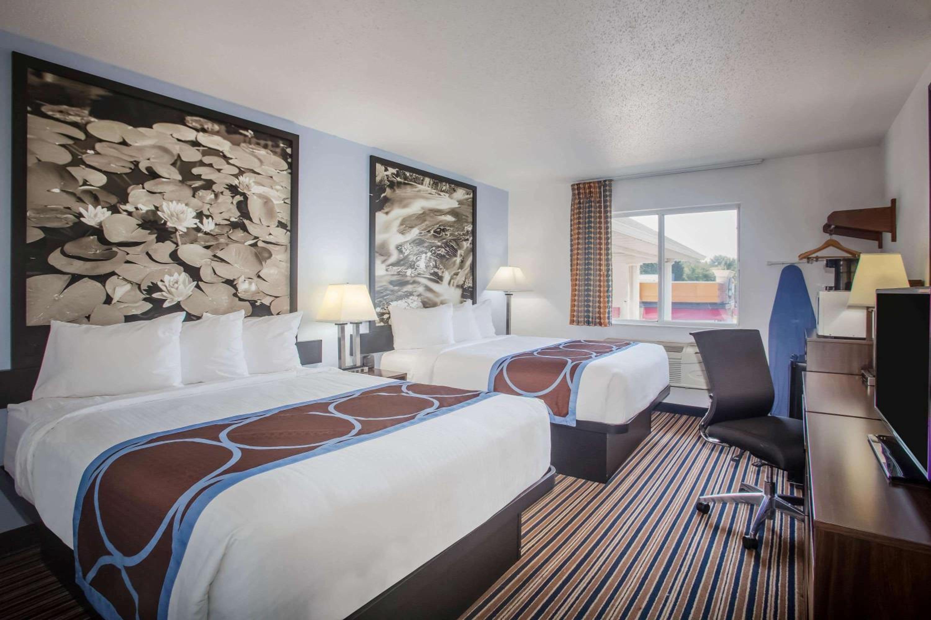 Queen Room with Two Queen Beds - Non-Smoking - Photo 1