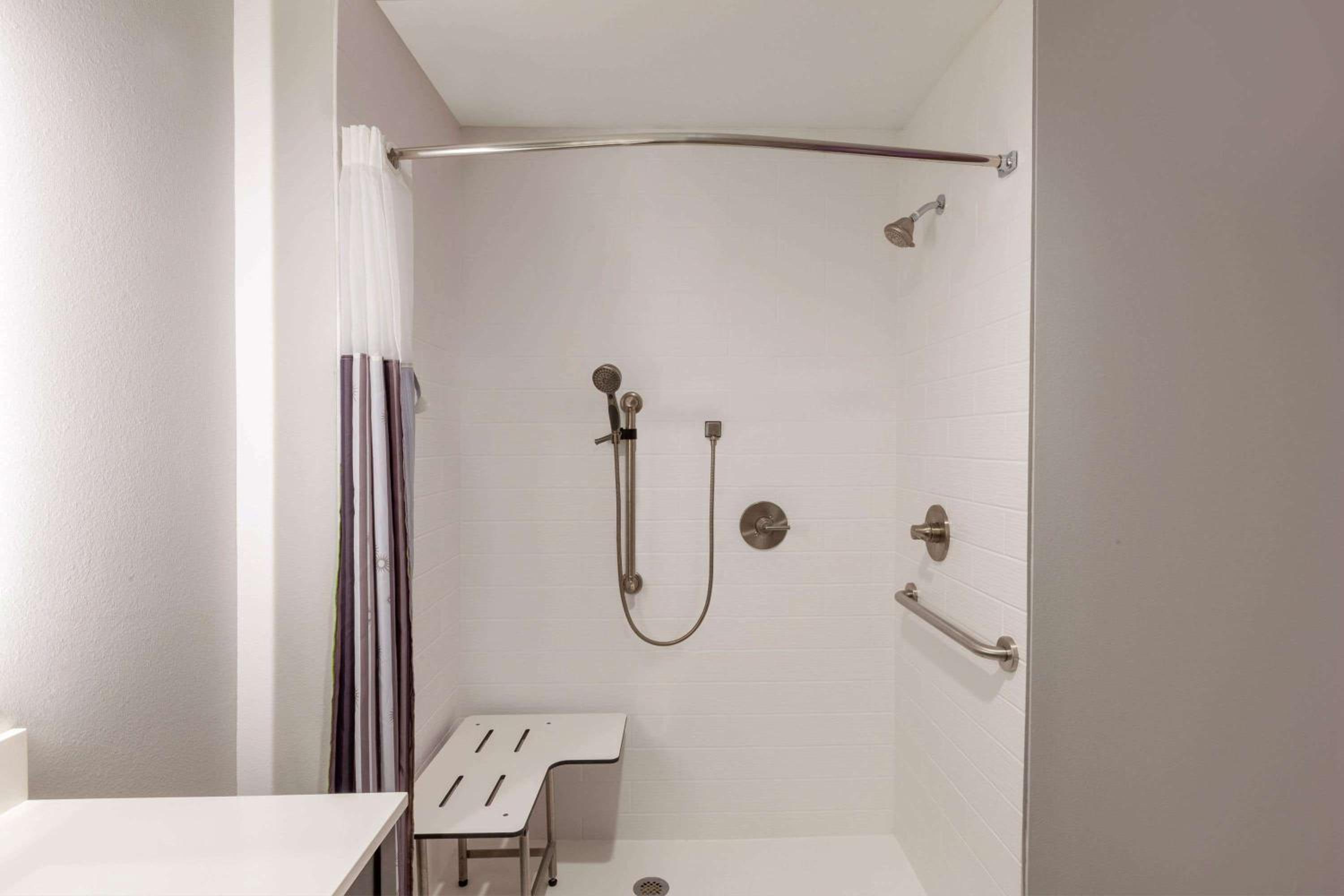 Deluxe King Room with Mobility/Hearing Impaired Access - Non-Smoking - Photo 5