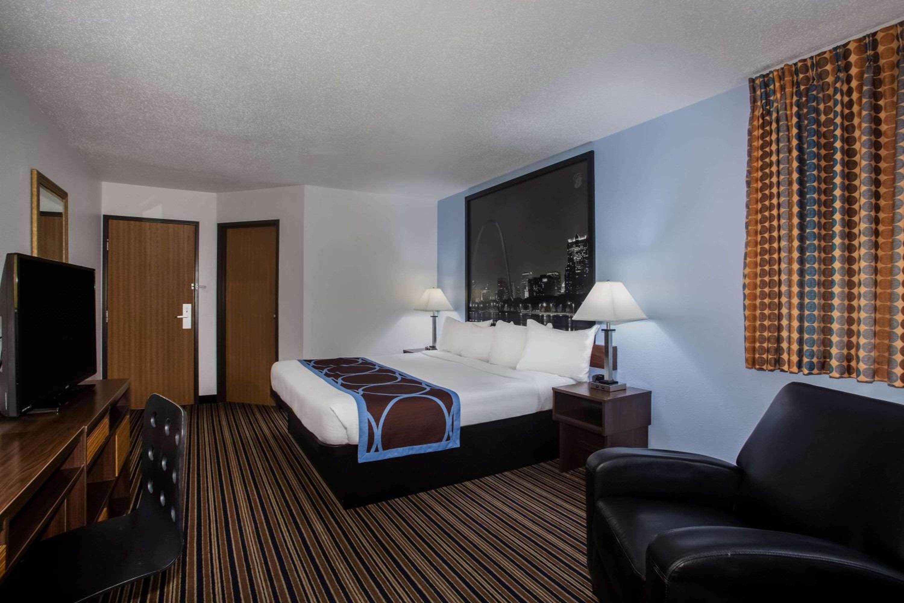 Deluxe King Suite with Spa Bath - Non-Smoking - Photo 4