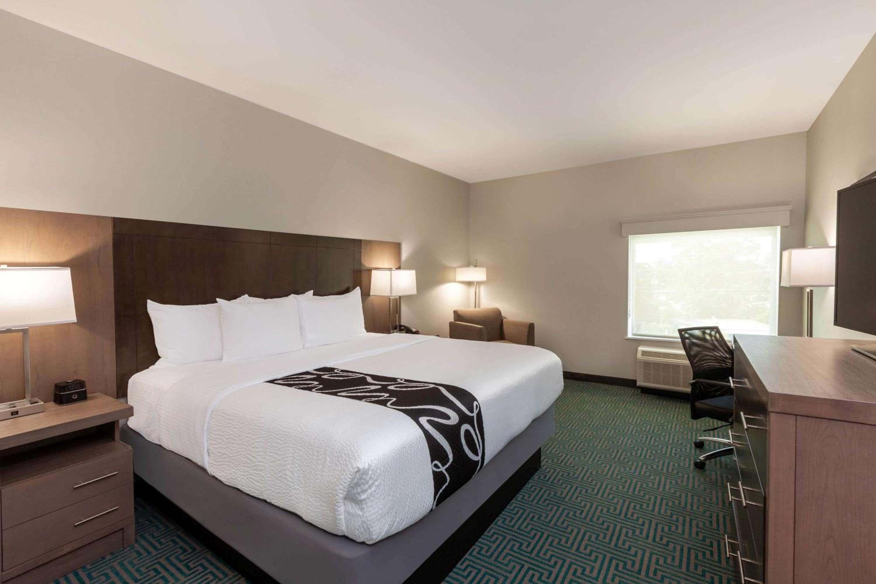 Deluxe King Room with Mobility/Hearing Impaired Access - Non-Smoking - Photo 4