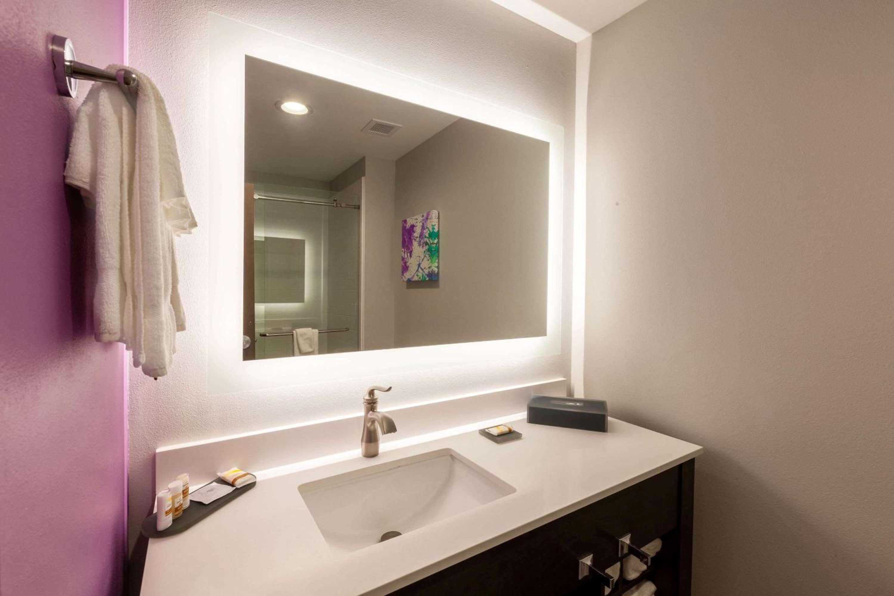 Deluxe King Room with Mobility/Hearing Impaired Access - Non-Smoking - Photo 6