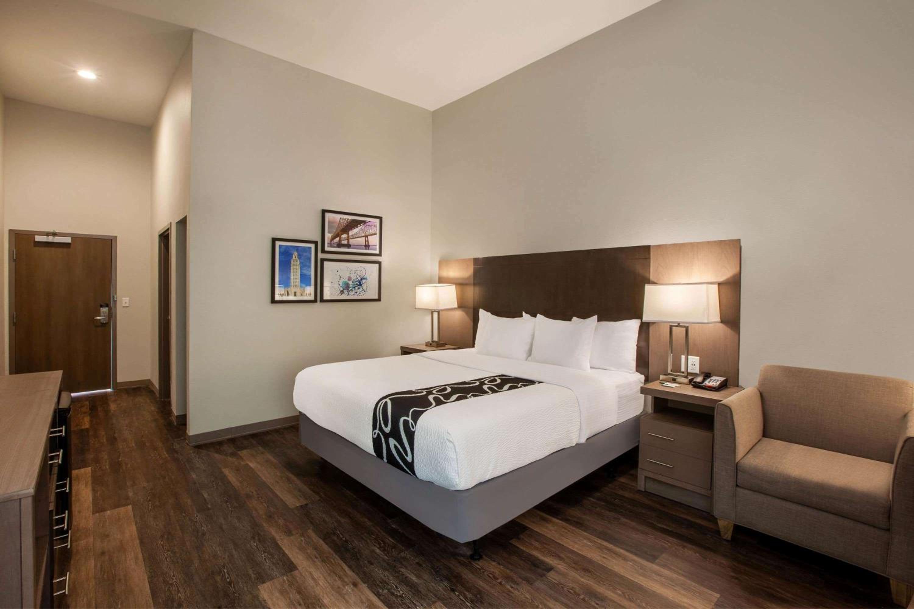 Deluxe King Room with Mobility/Hearing Impaired Access - Non-Smoking - Photo 2