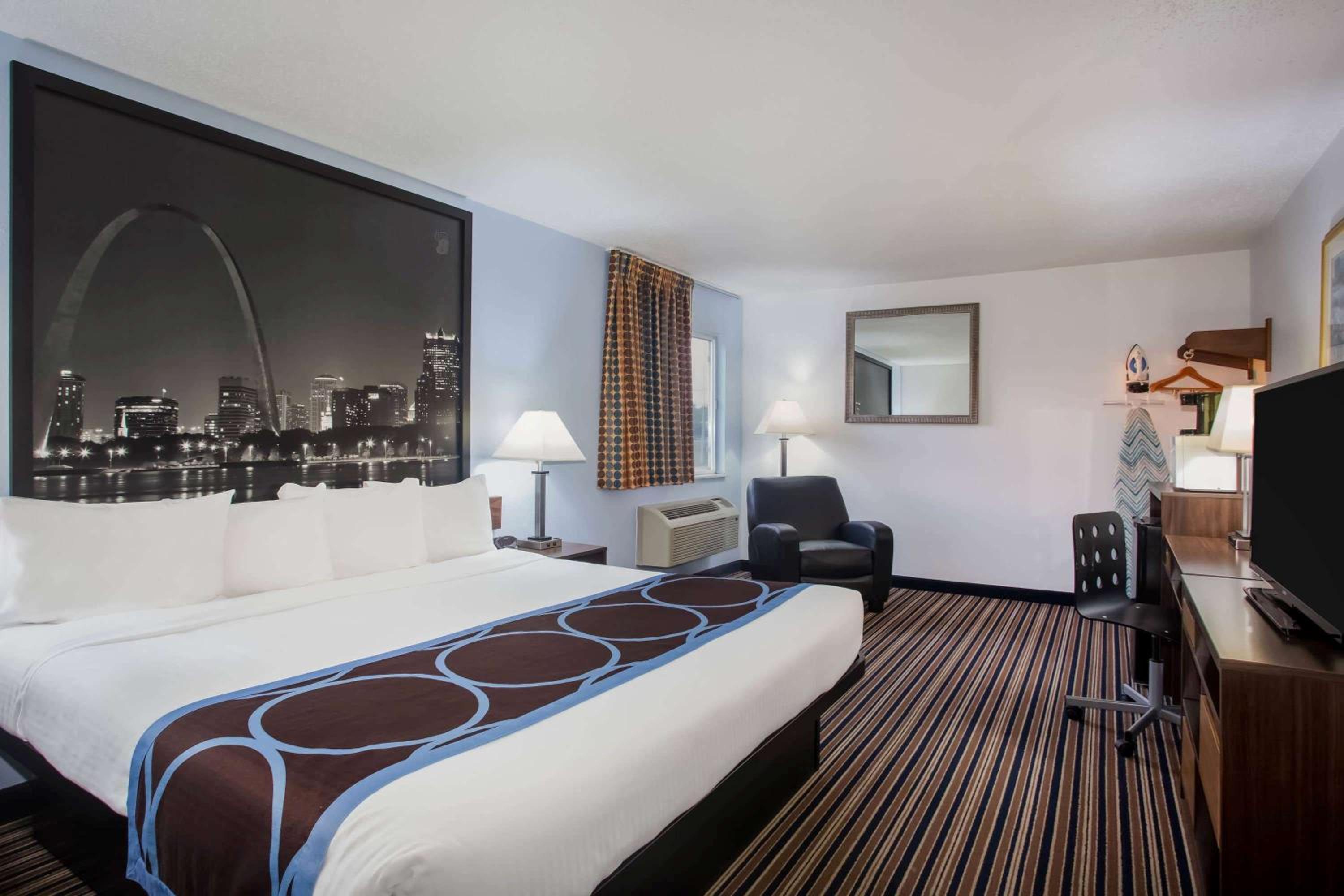 Deluxe King Suite with Spa Bath - Non-Smoking - Photo 3