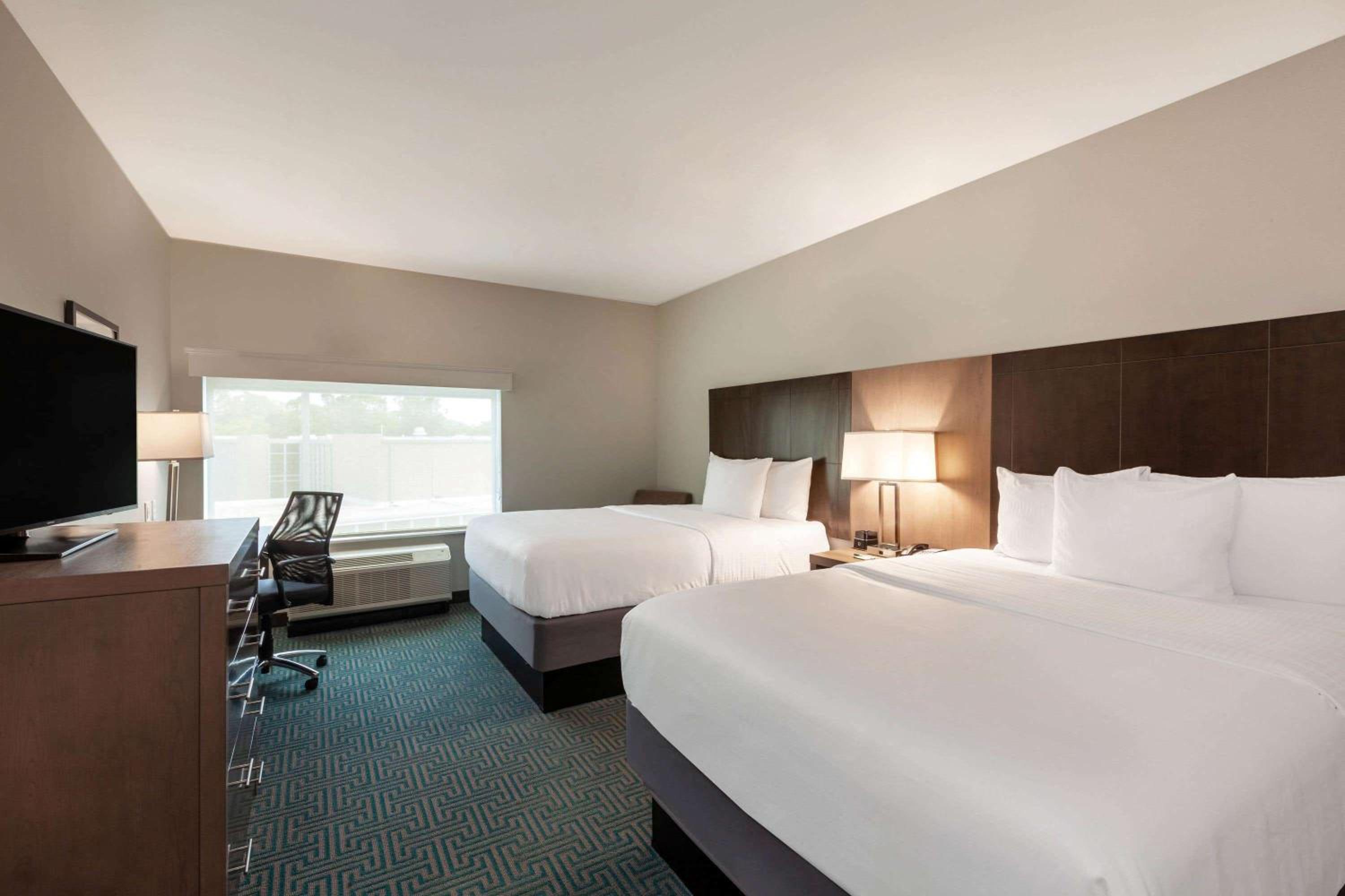 Queen Room with Two Queen Beds - Non-Smoking - Photo 4