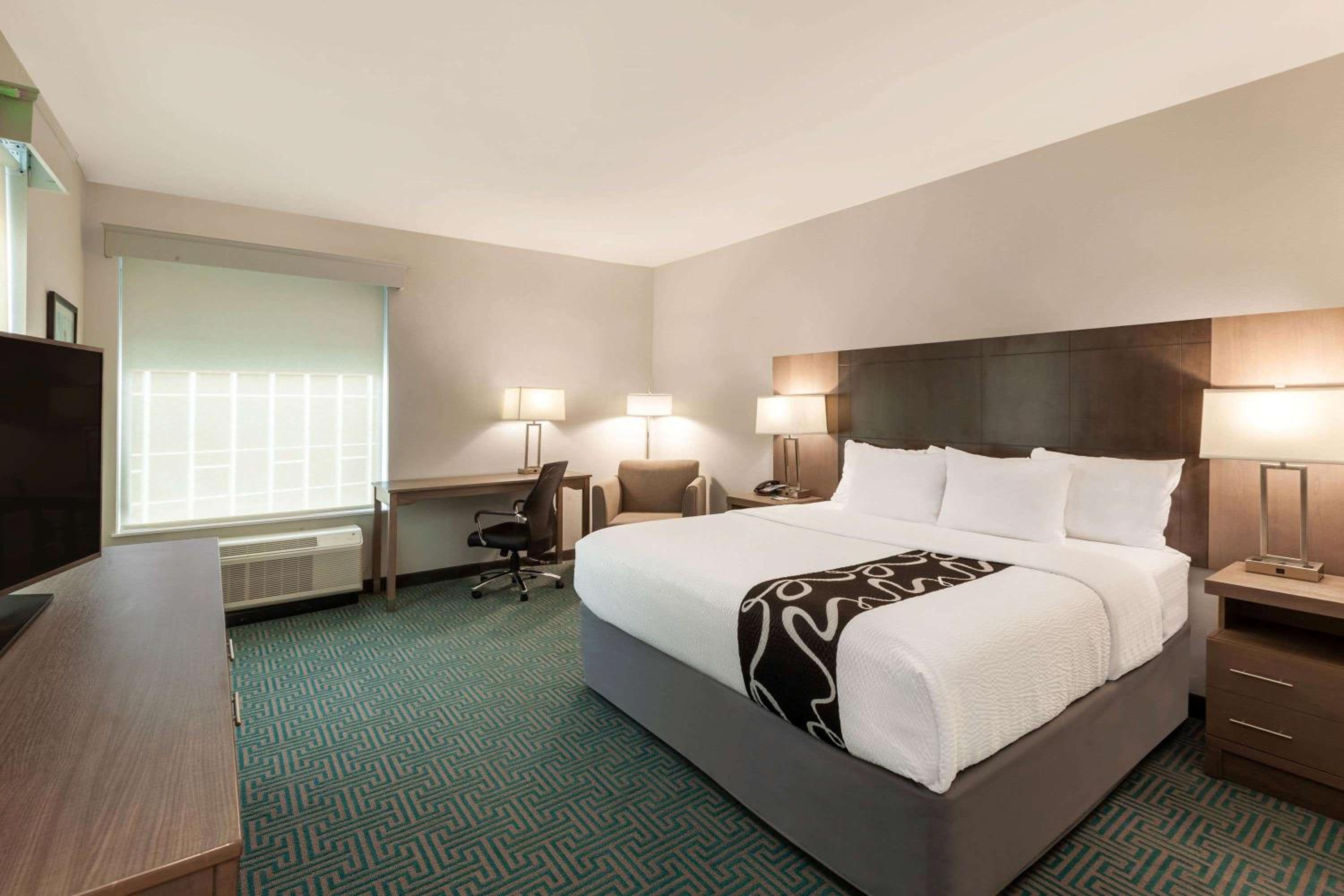 King Room - Non-Smoking - Photo 3
