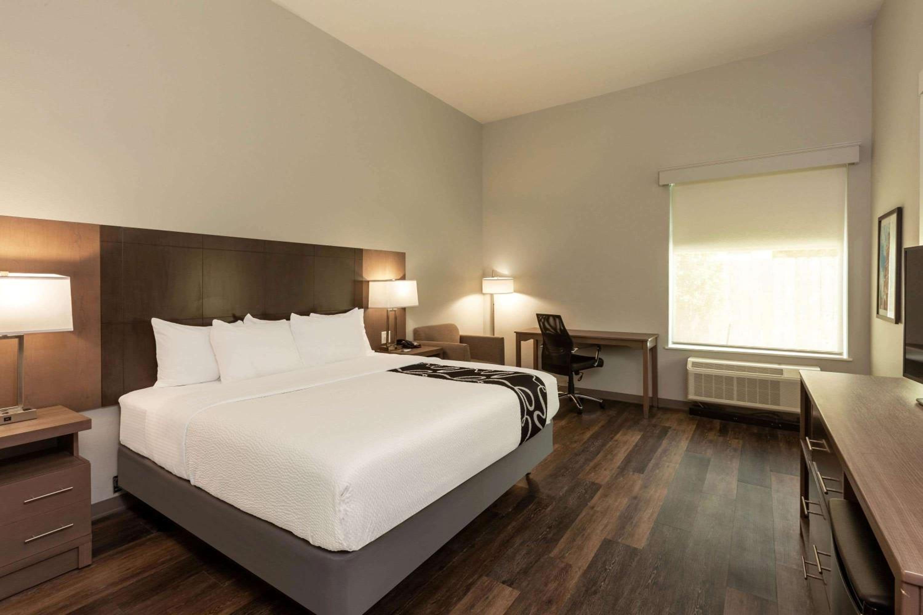 King Room with Mobility/Hearing Impaired Access - Non-Smoking - Photo 6
