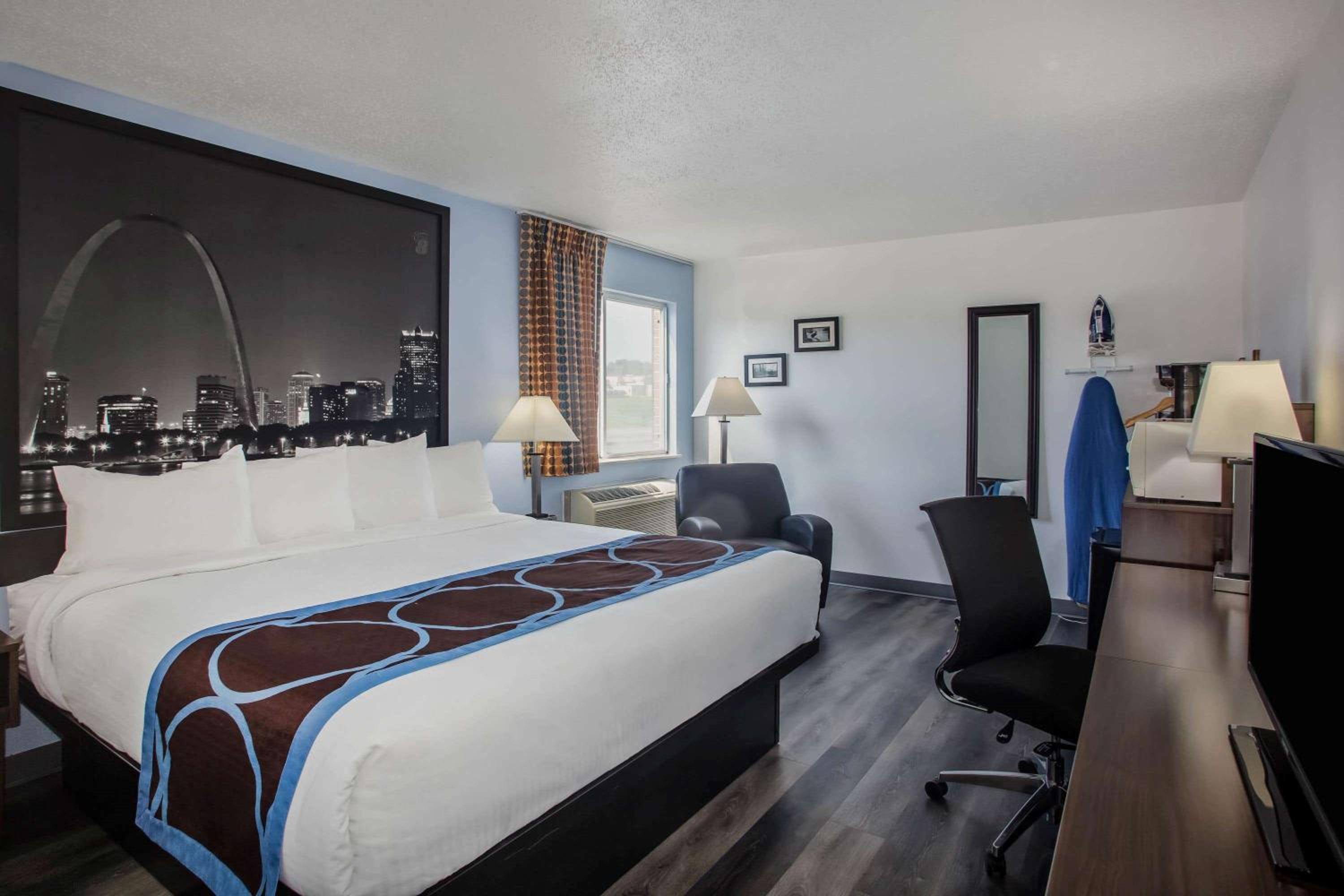 King Room with Roll-in Shower - Mobility Access/Non-Smoking - Photo 2