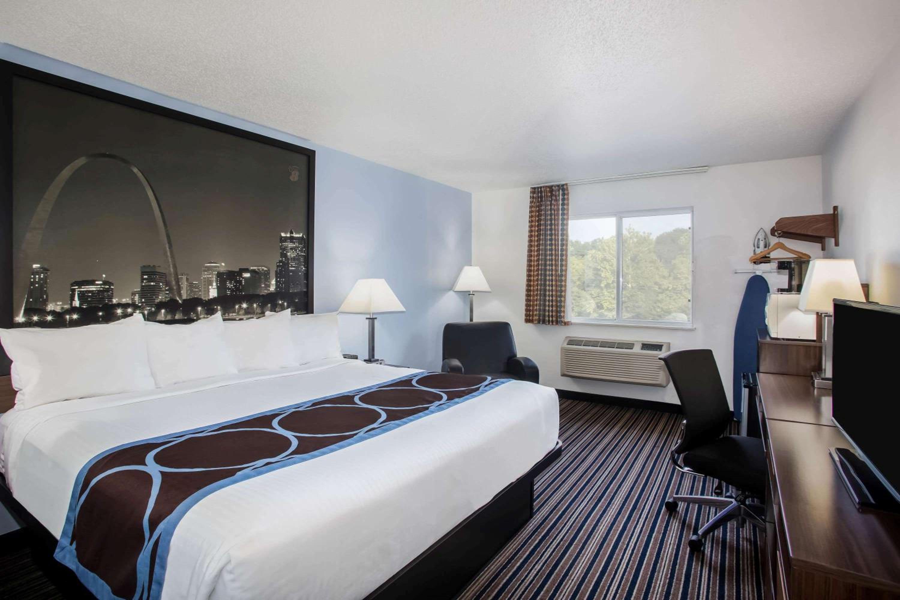 King Room - Non-Smoking - Photo 2