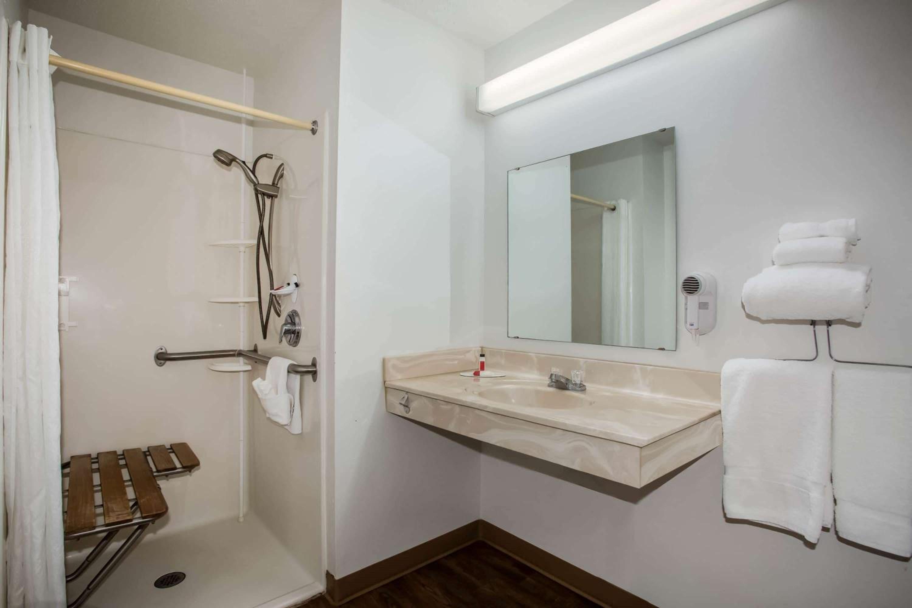 King Room with Roll-in Shower - Mobility Access/Non-Smoking - Photo 3