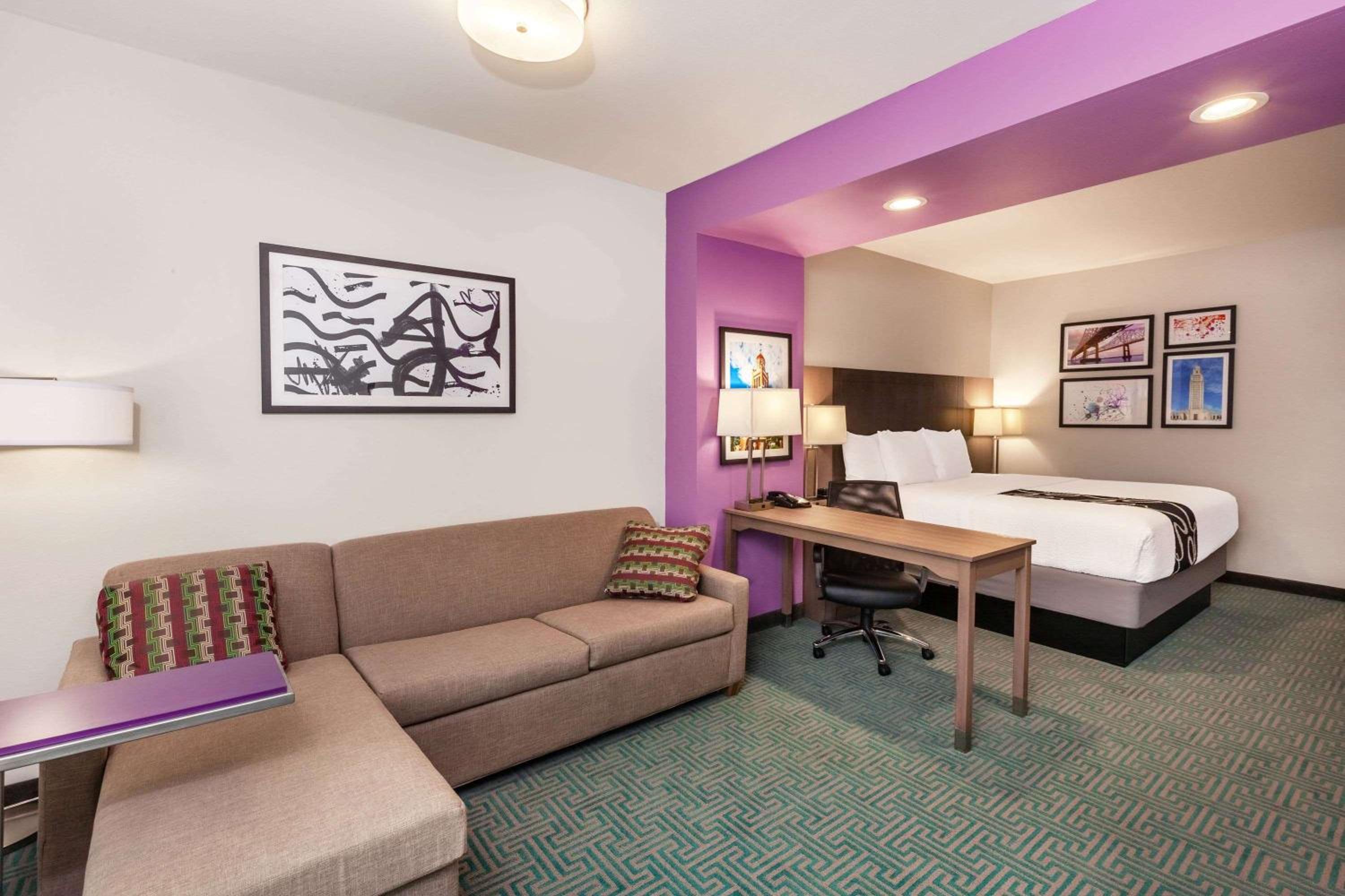 Deluxe King Room - Non-Smoking - Photo 7
