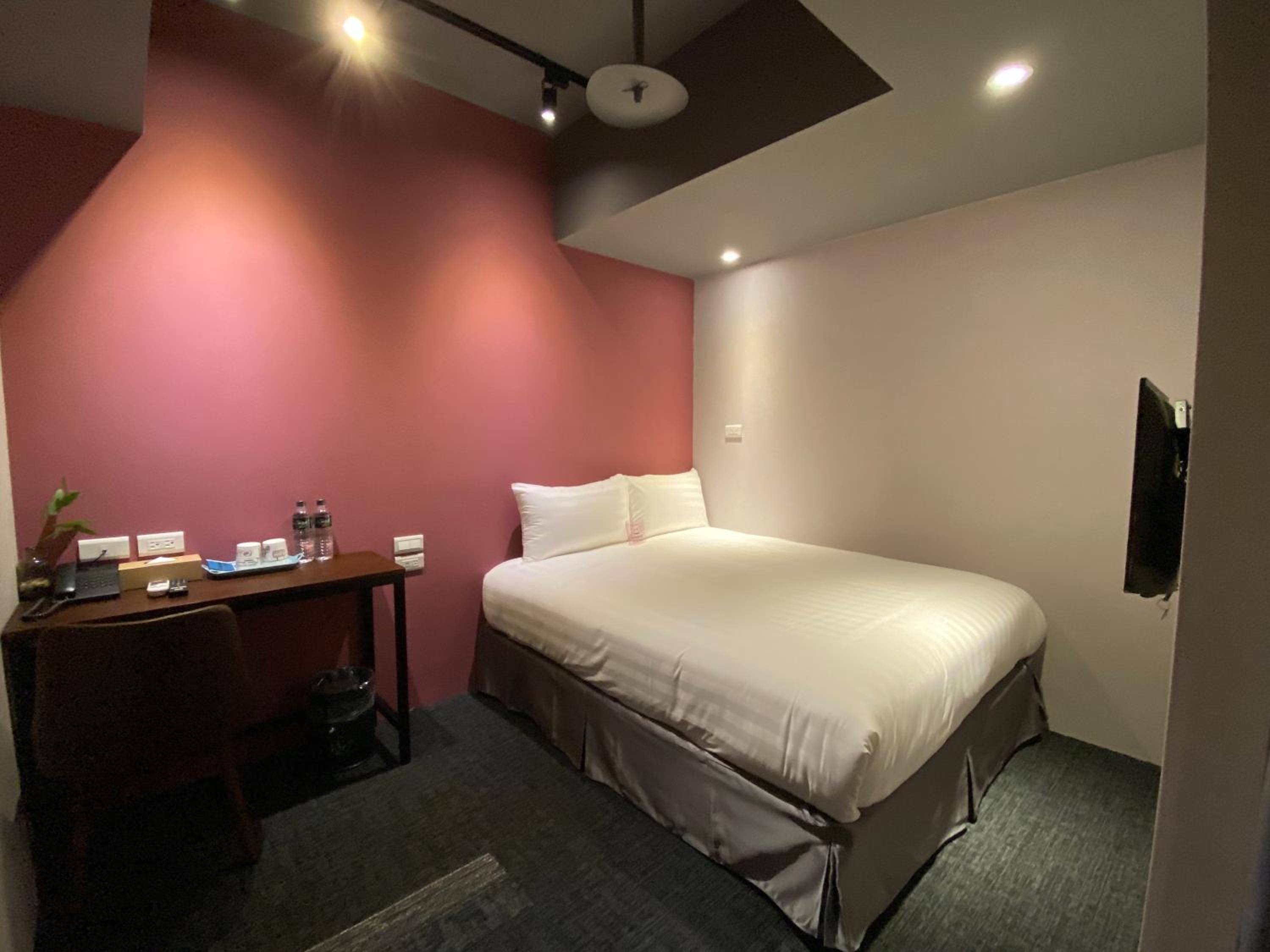 Adjoining Double Rooms - No Window photo 3
