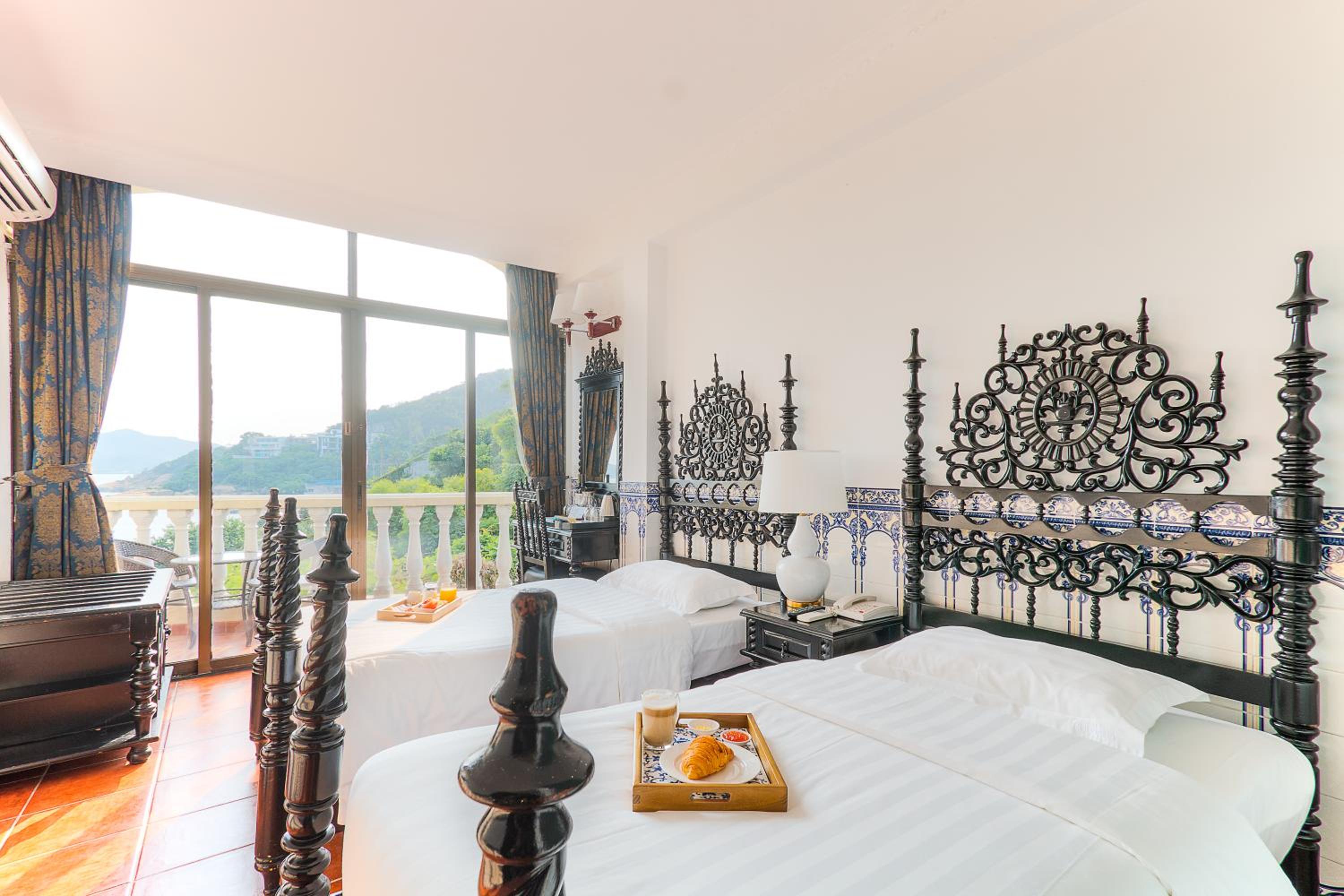 Standard Twin Room with Sea View and Balcony photo 1