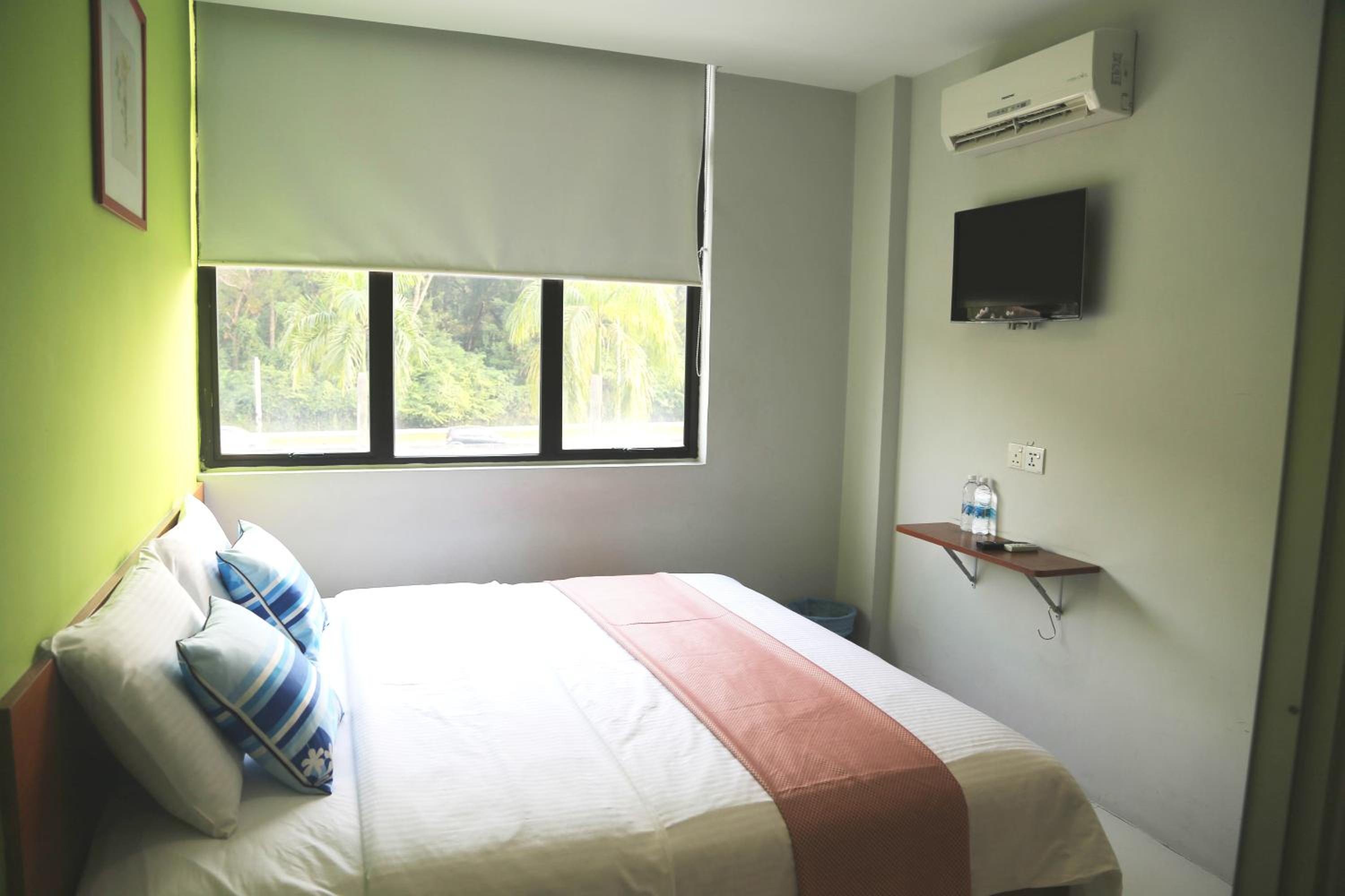 Deluxe Room (2 Adults + 1 Child)