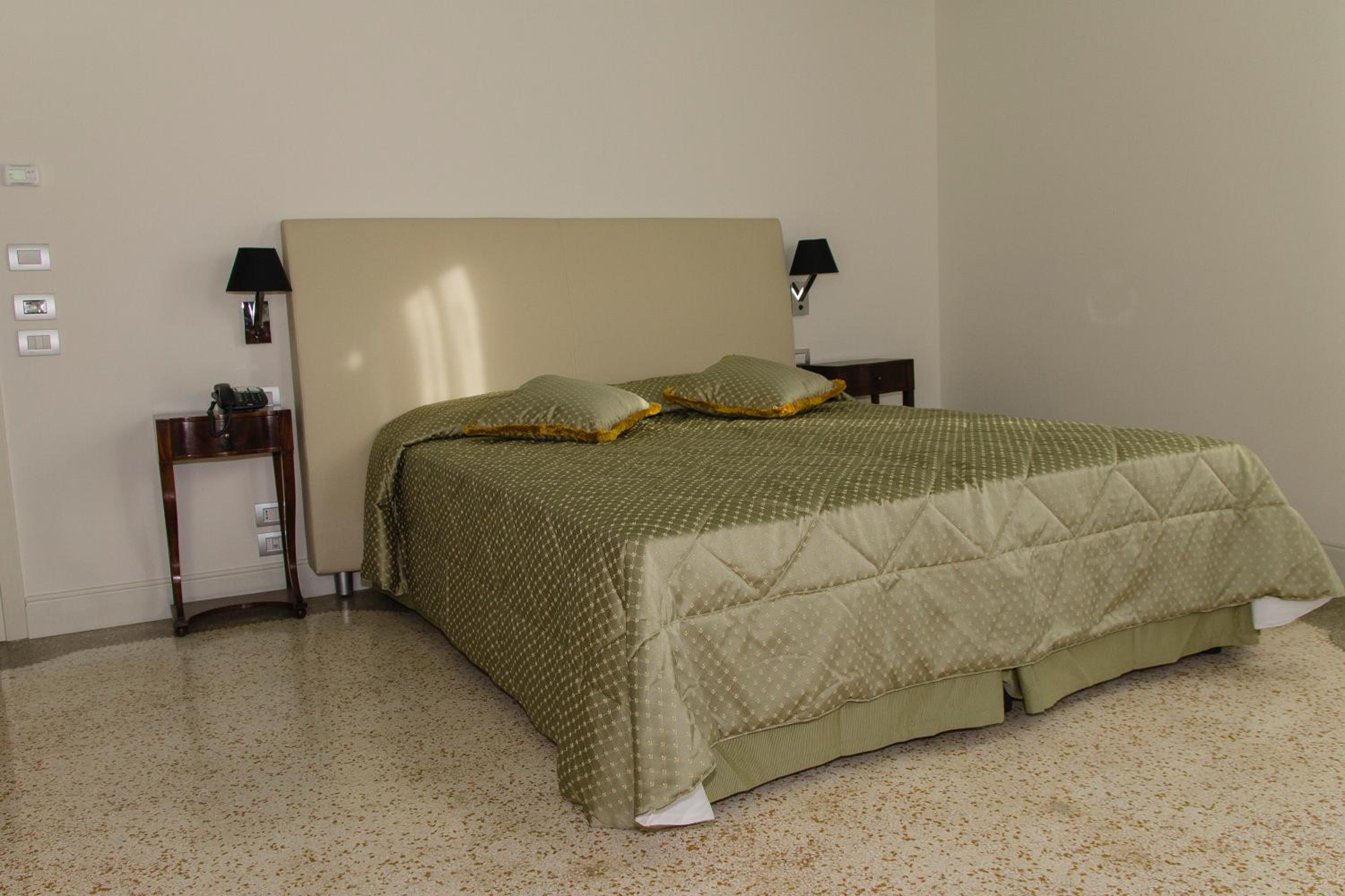 Superior Double or Twin Room thumbnail 5