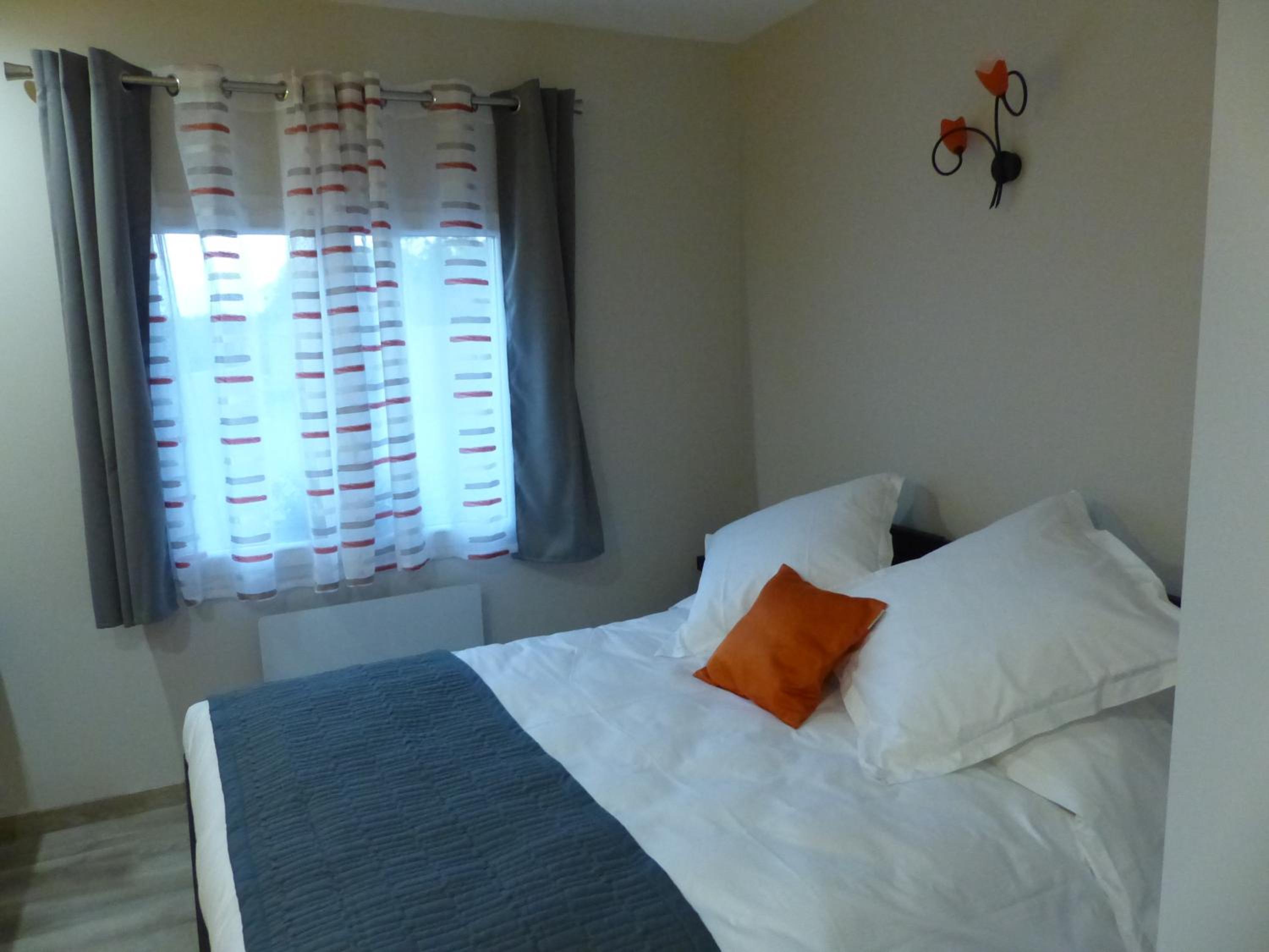 Double Room with Private Bathroom - Photo 2