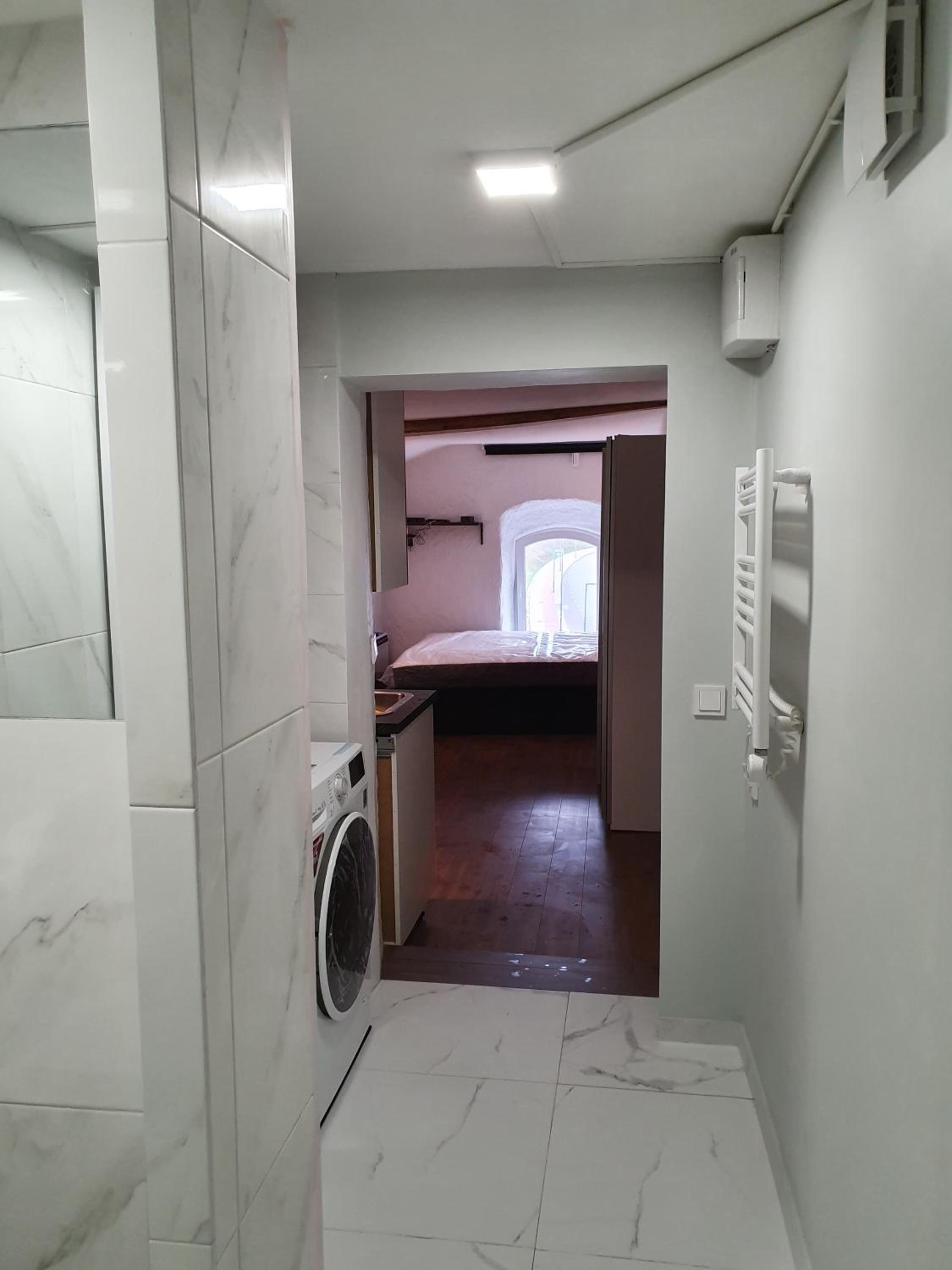 One-Bedroom Apartment - Photo 2