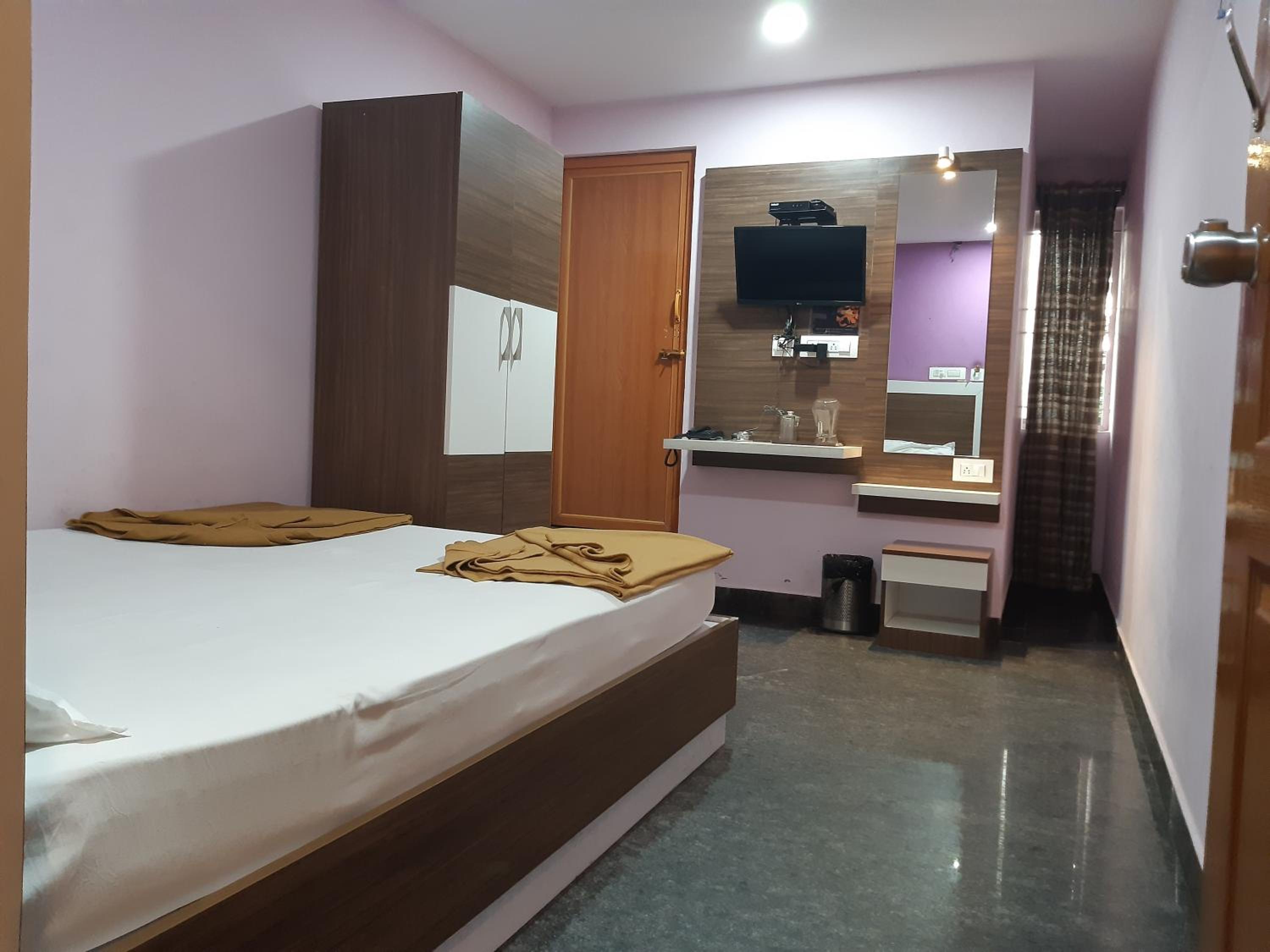 Deluxe Double Room - Photo 9