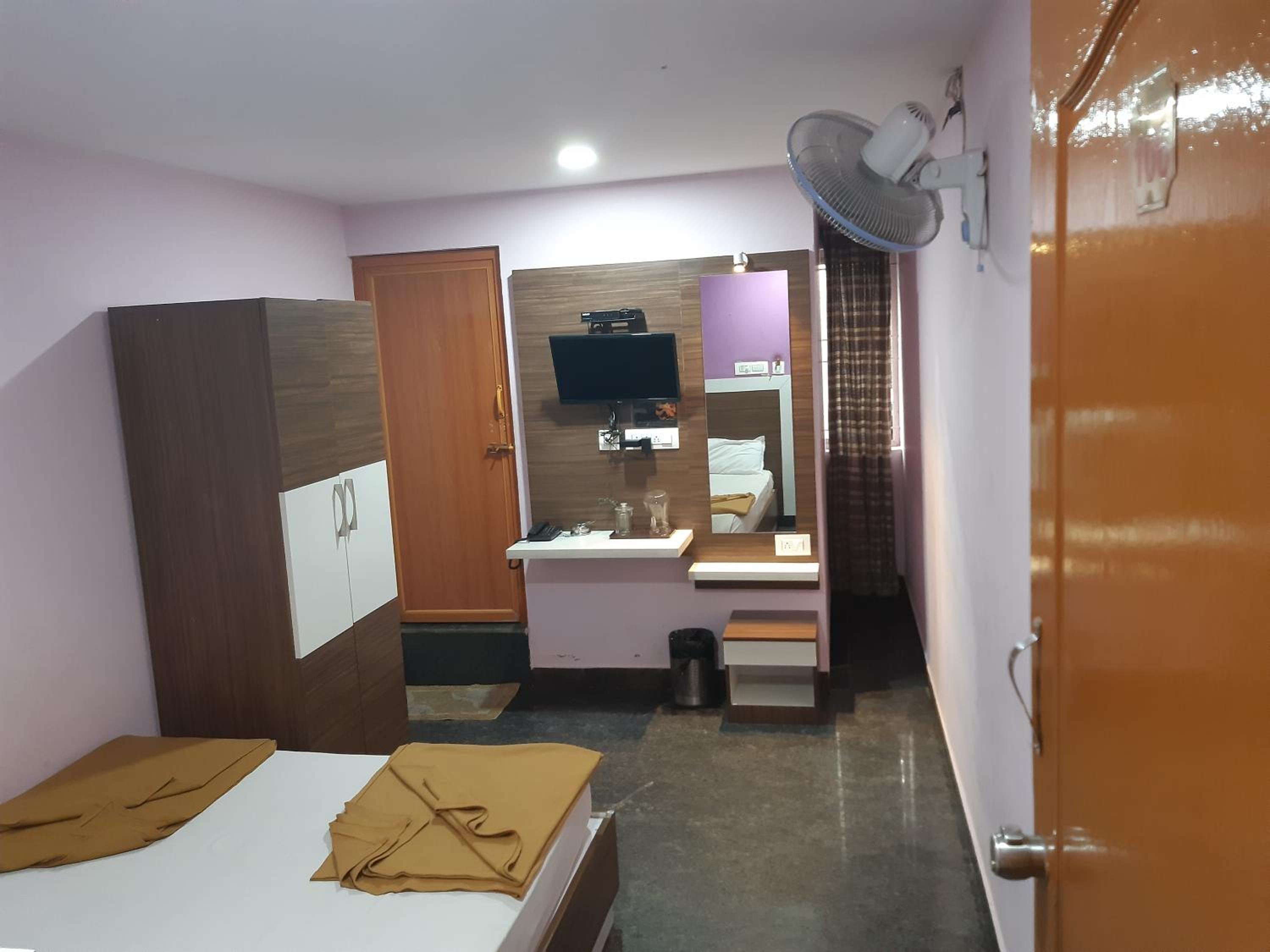 Deluxe Double Room - Photo 11