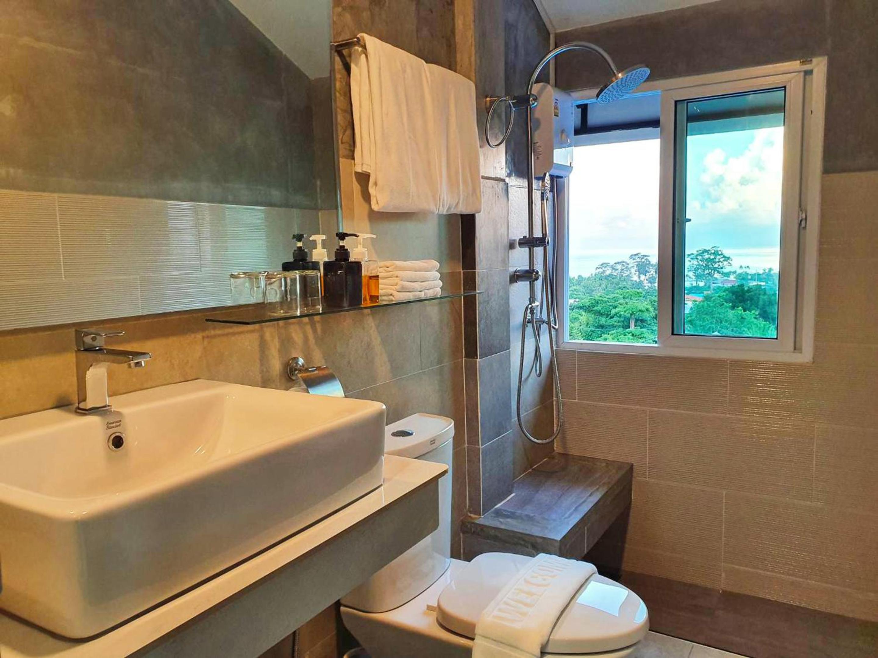Deluxe Double Room with Balcony and Sea View - Photo 8