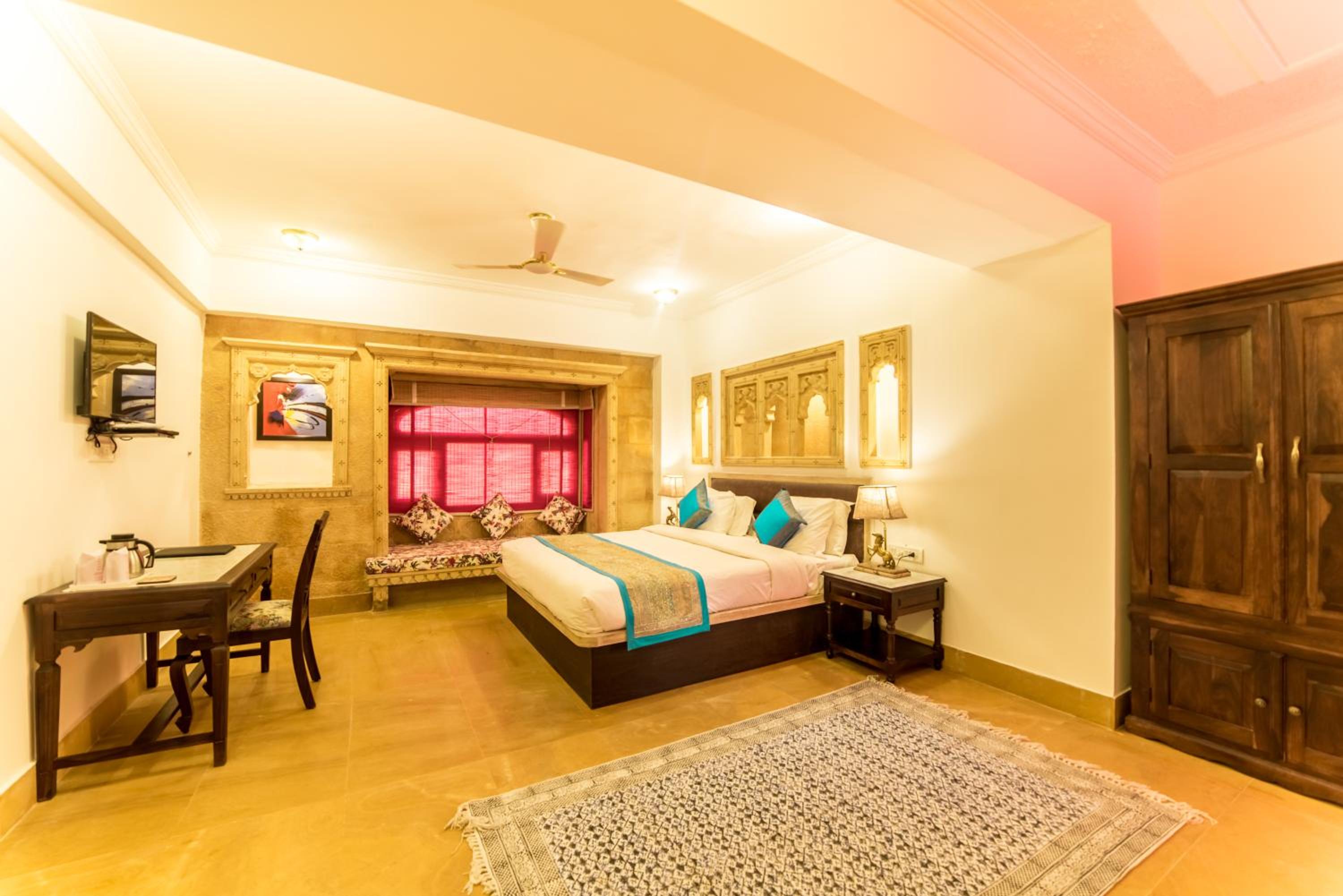 Deluxe King Suite - Photo 21