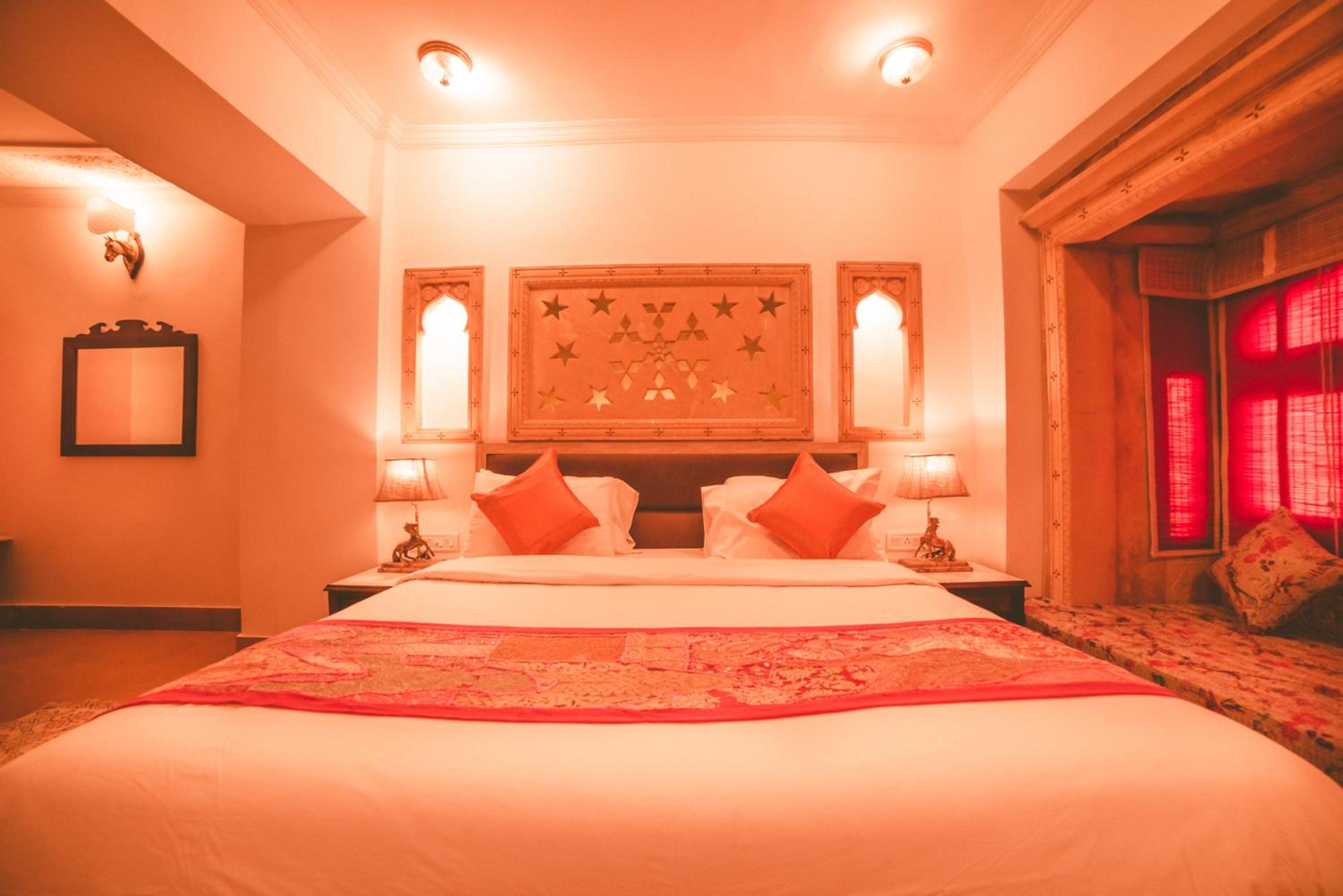 Deluxe King Suite - Photo 8