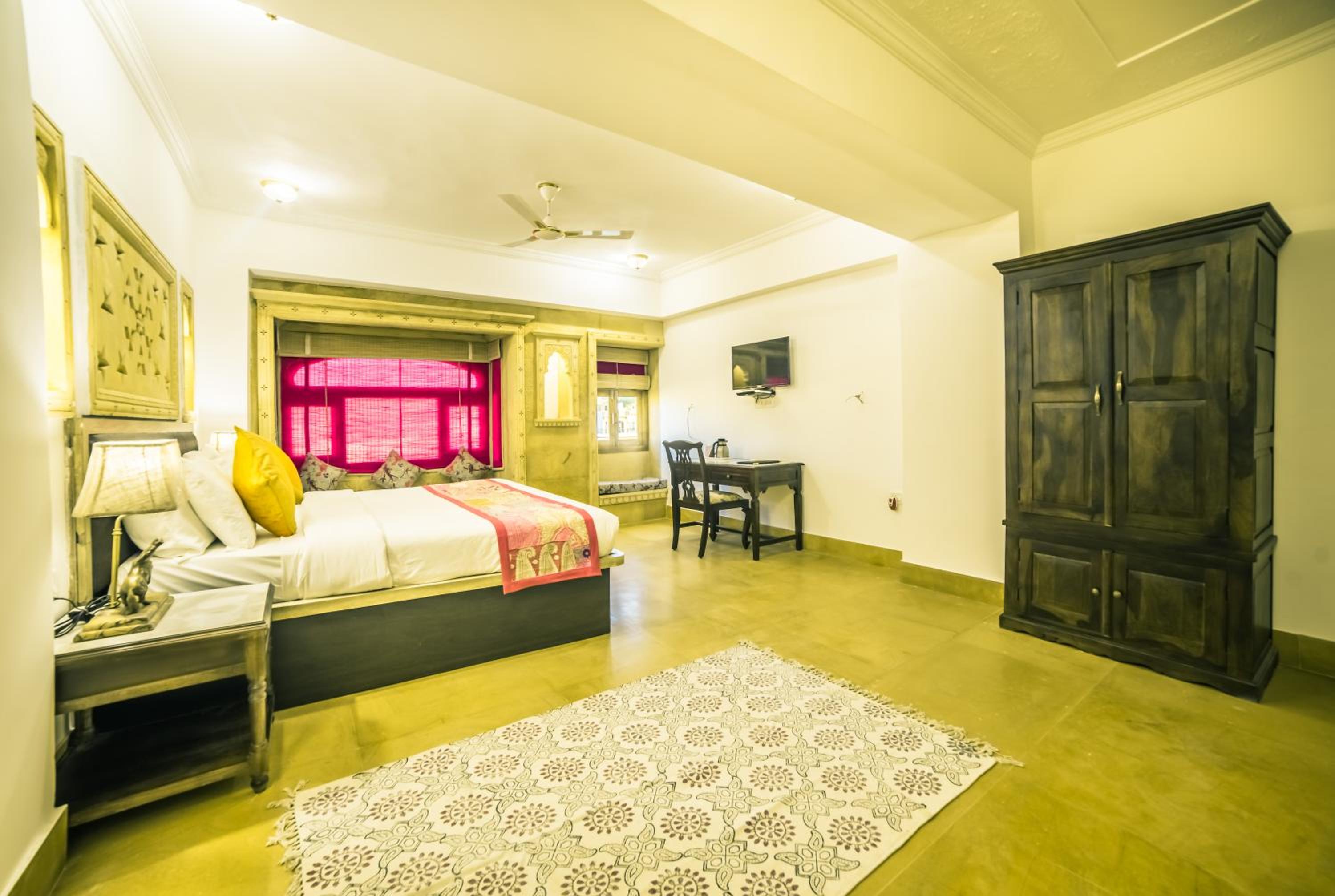 Deluxe Room - Photo 9