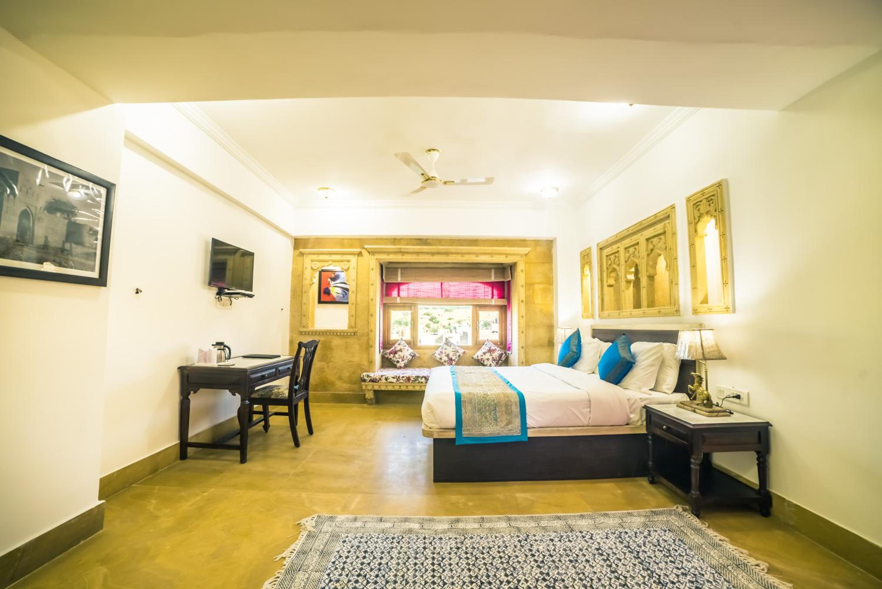 Deluxe King Suite - Photo 17