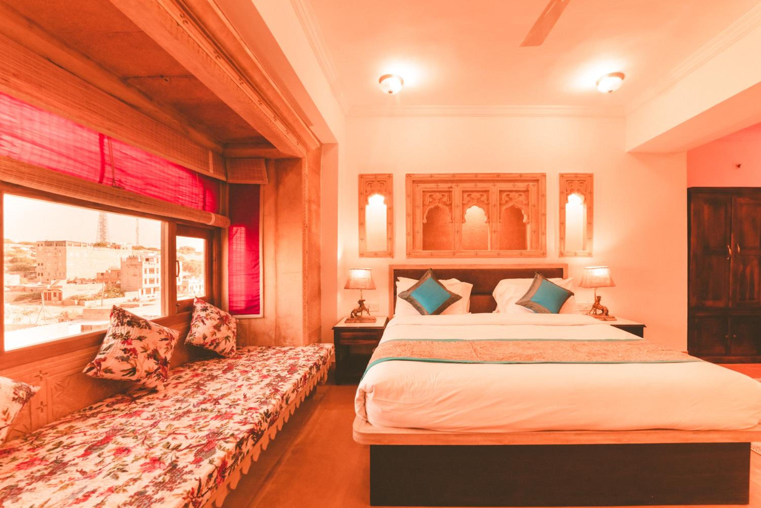 Deluxe King Suite - Photo 16