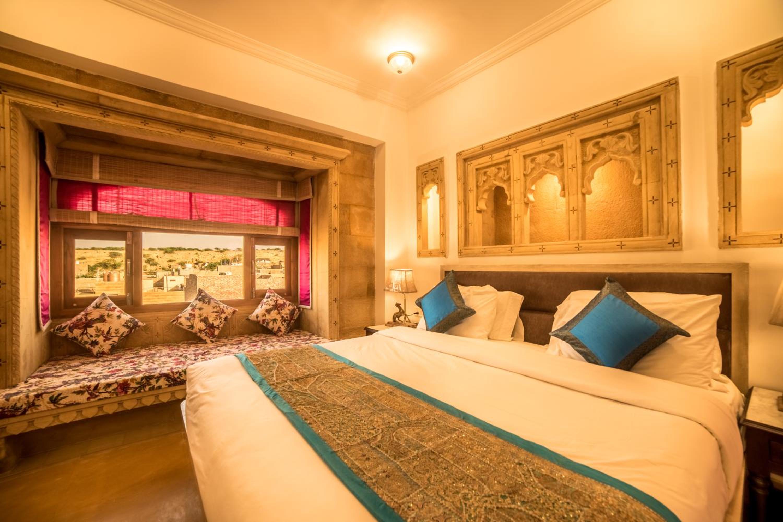 Deluxe King Suite - Photo 23