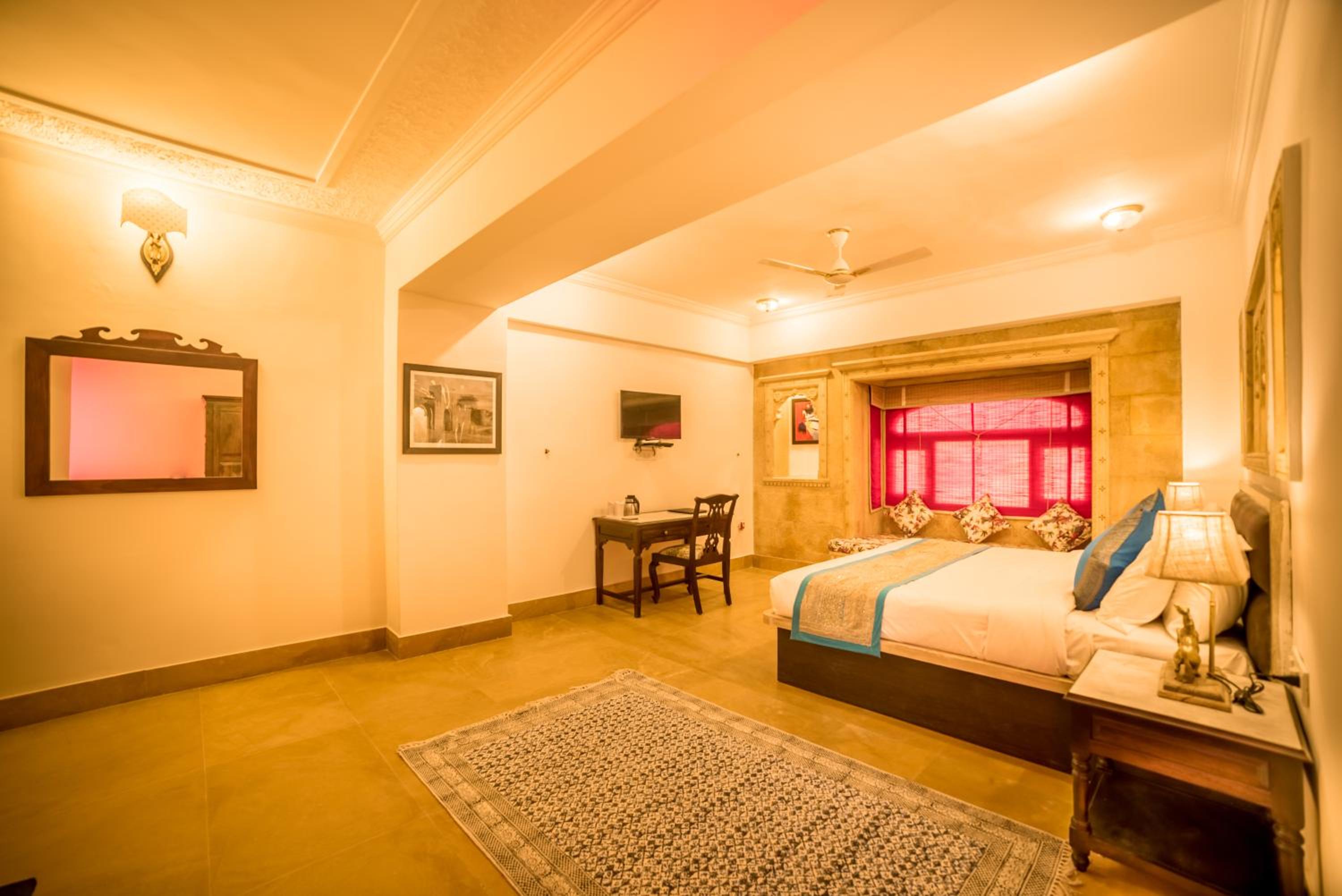 Deluxe King Suite - Photo 22