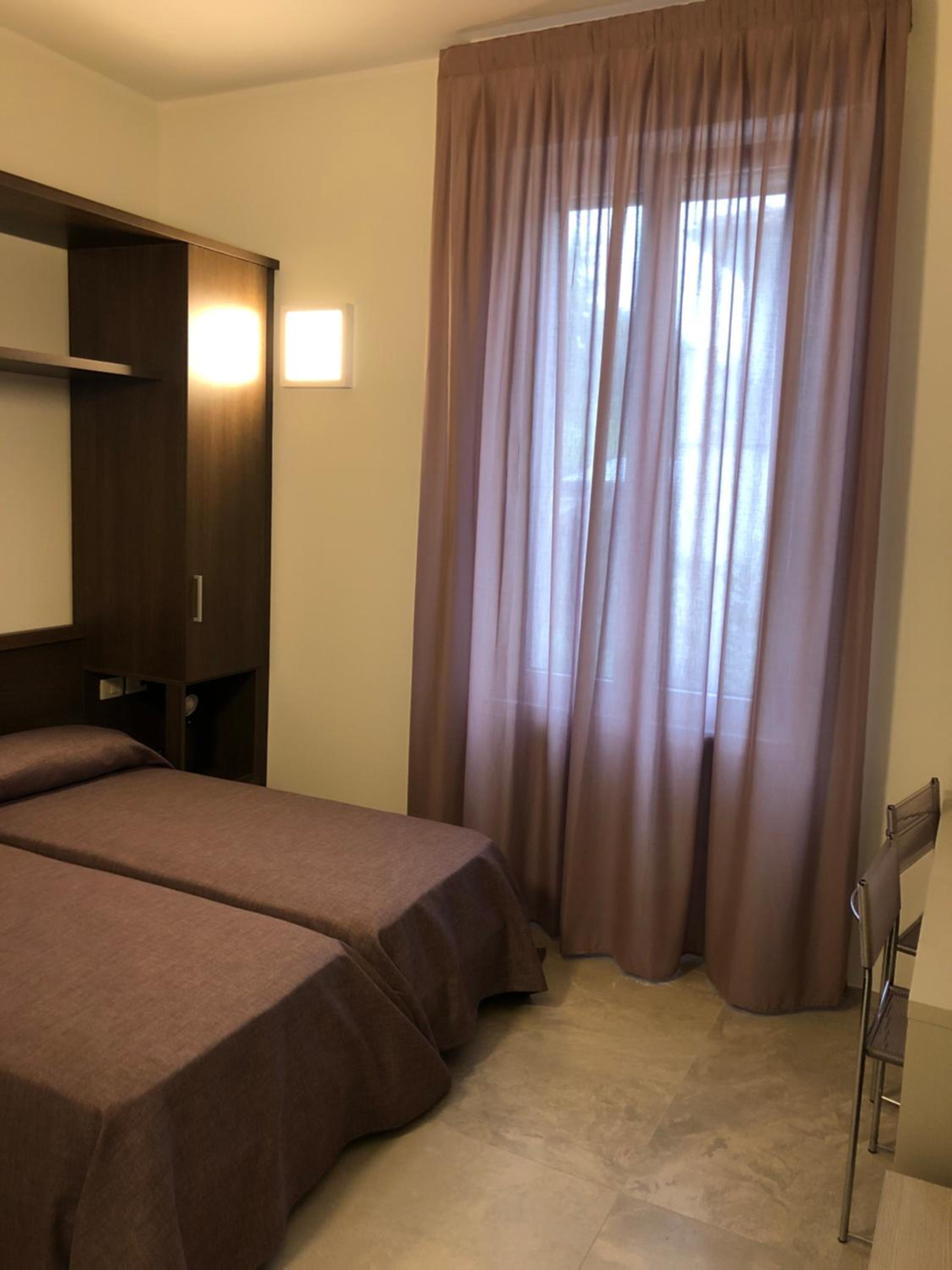 Twin Room with Shower - Photo 2