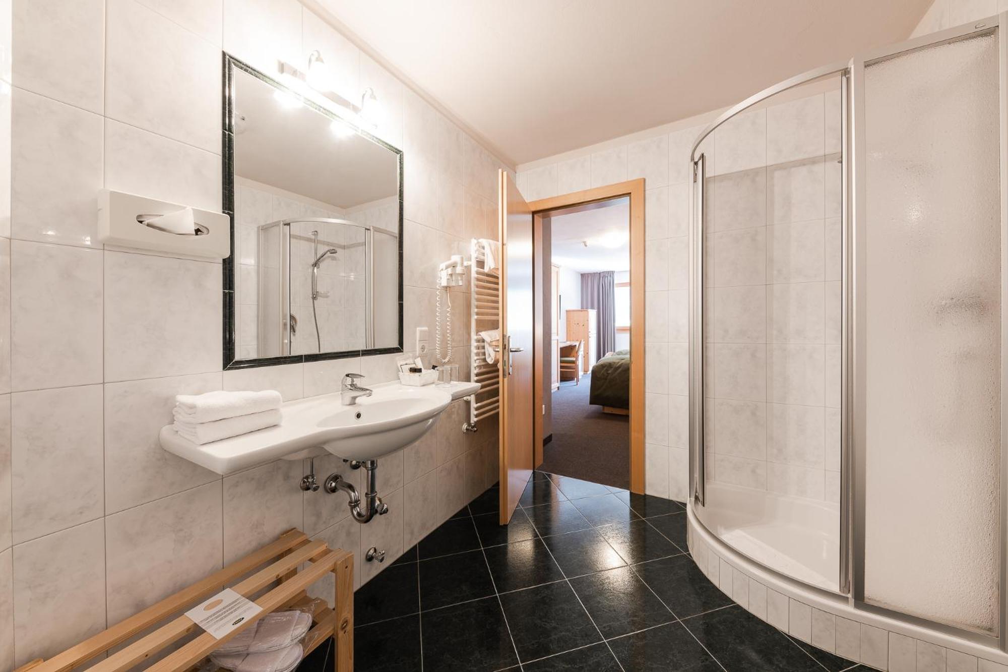 Deluxe Double Room with Balcony - Photo 4