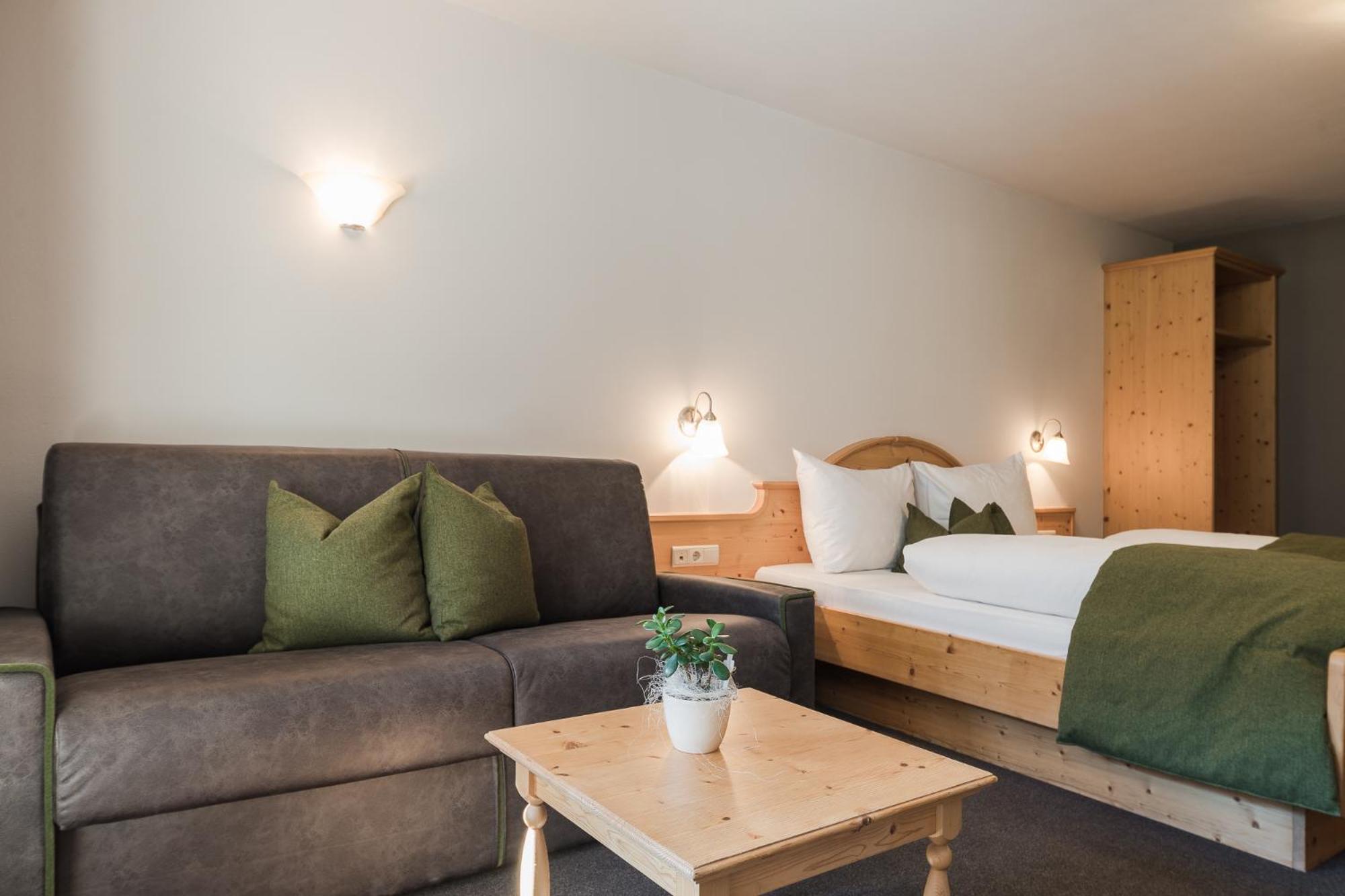 Deluxe Double Room with Balcony - Photo 3
