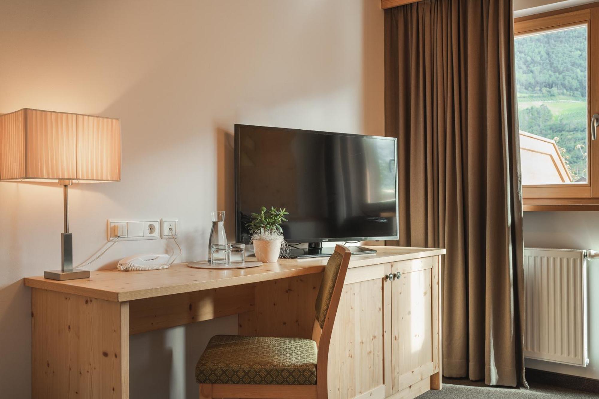 Deluxe Double Room with Balcony - Photo 8