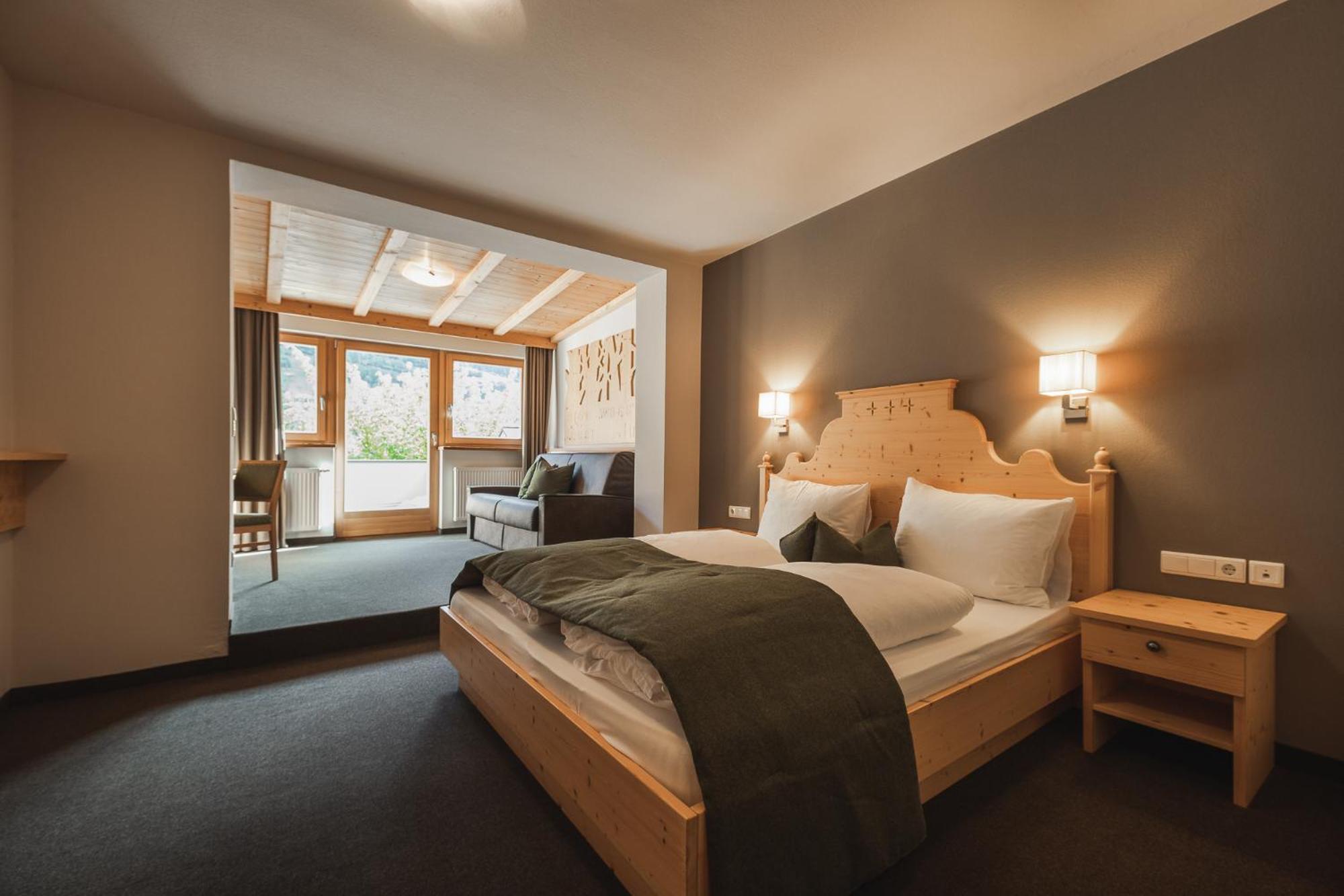 Deluxe Double Room with Balcony - Photo 2
