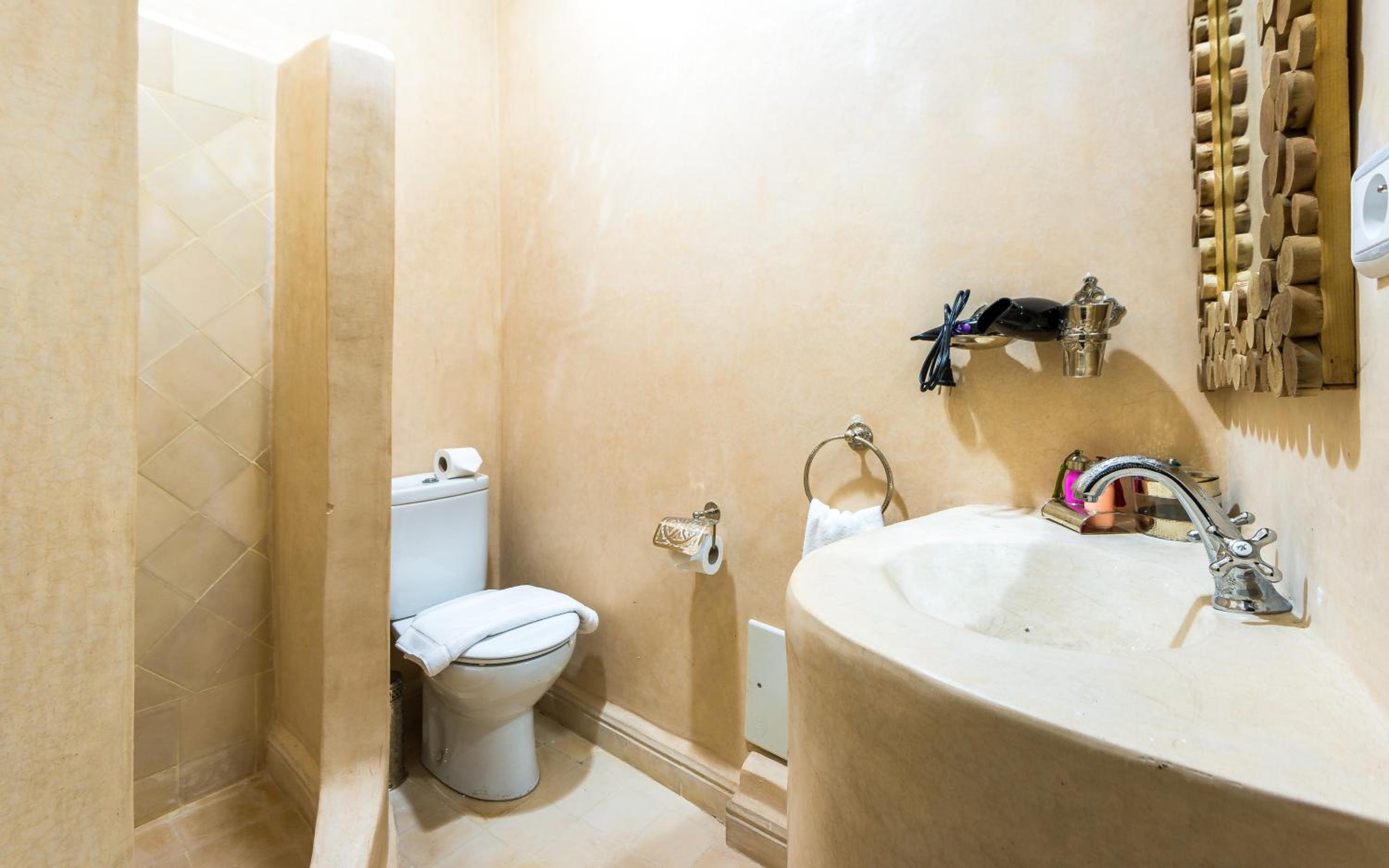 Standard Double Room - Photo 9
