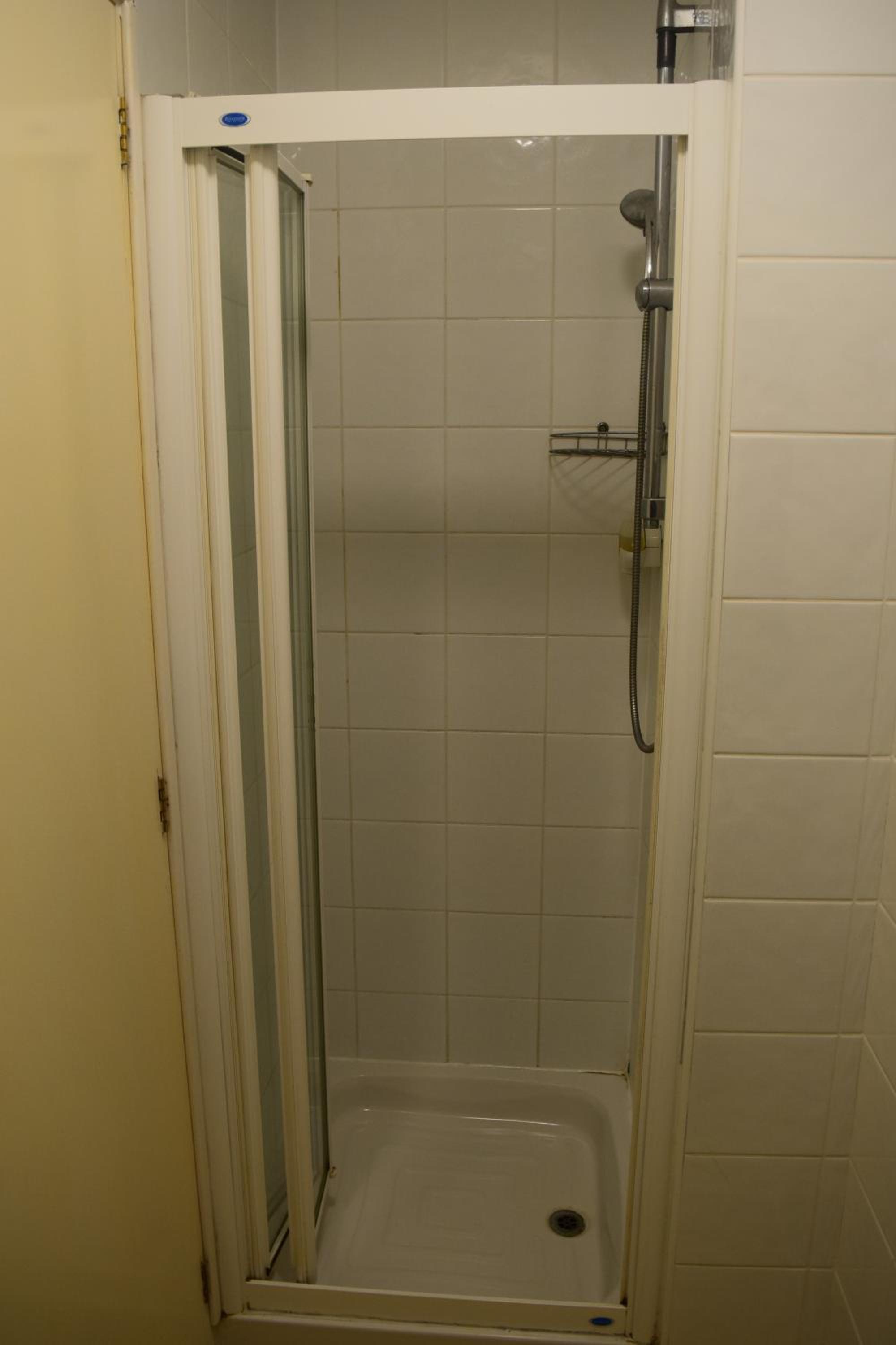 Standard Double Room - Photo 11