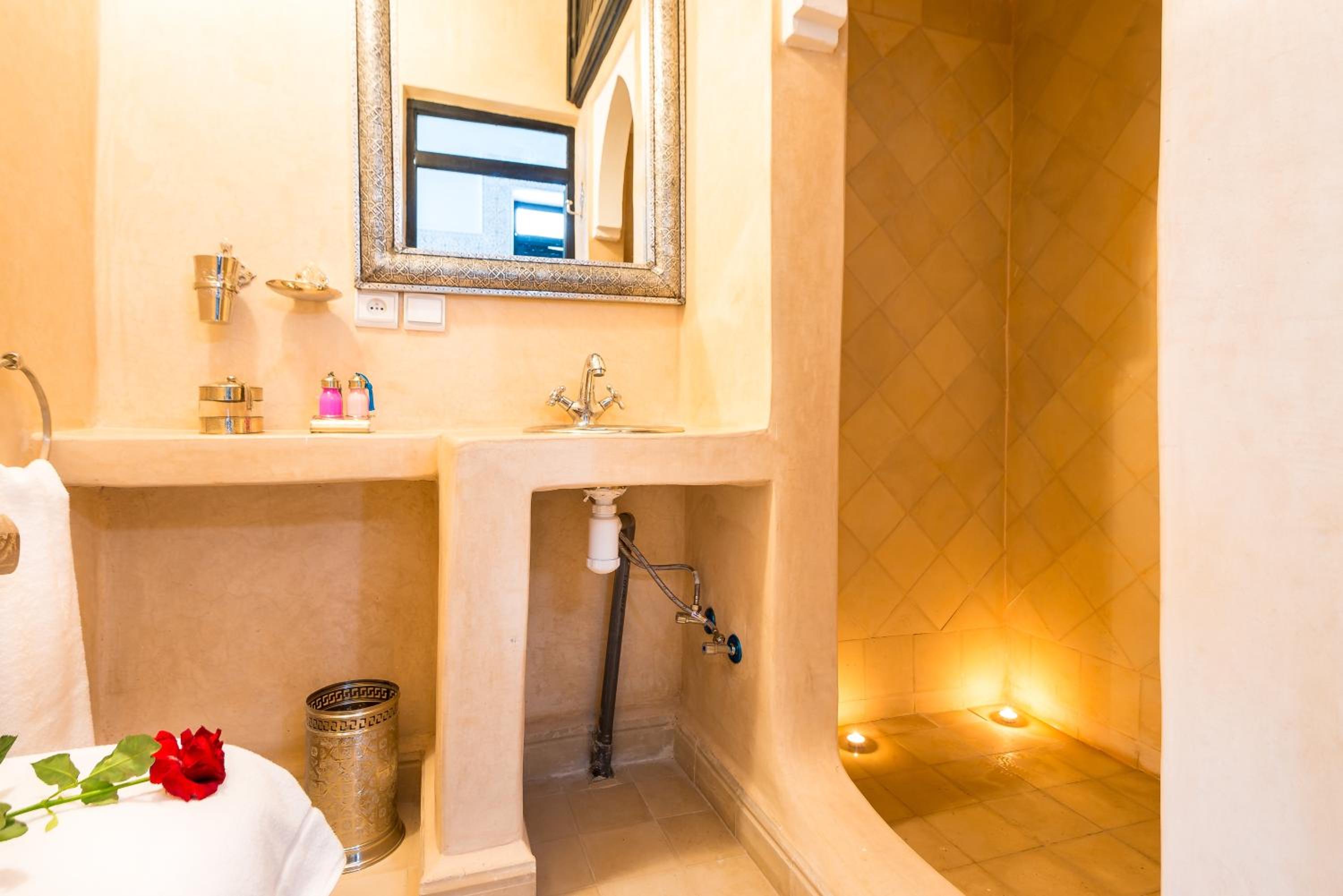 Deluxe Double Room - Photo 11