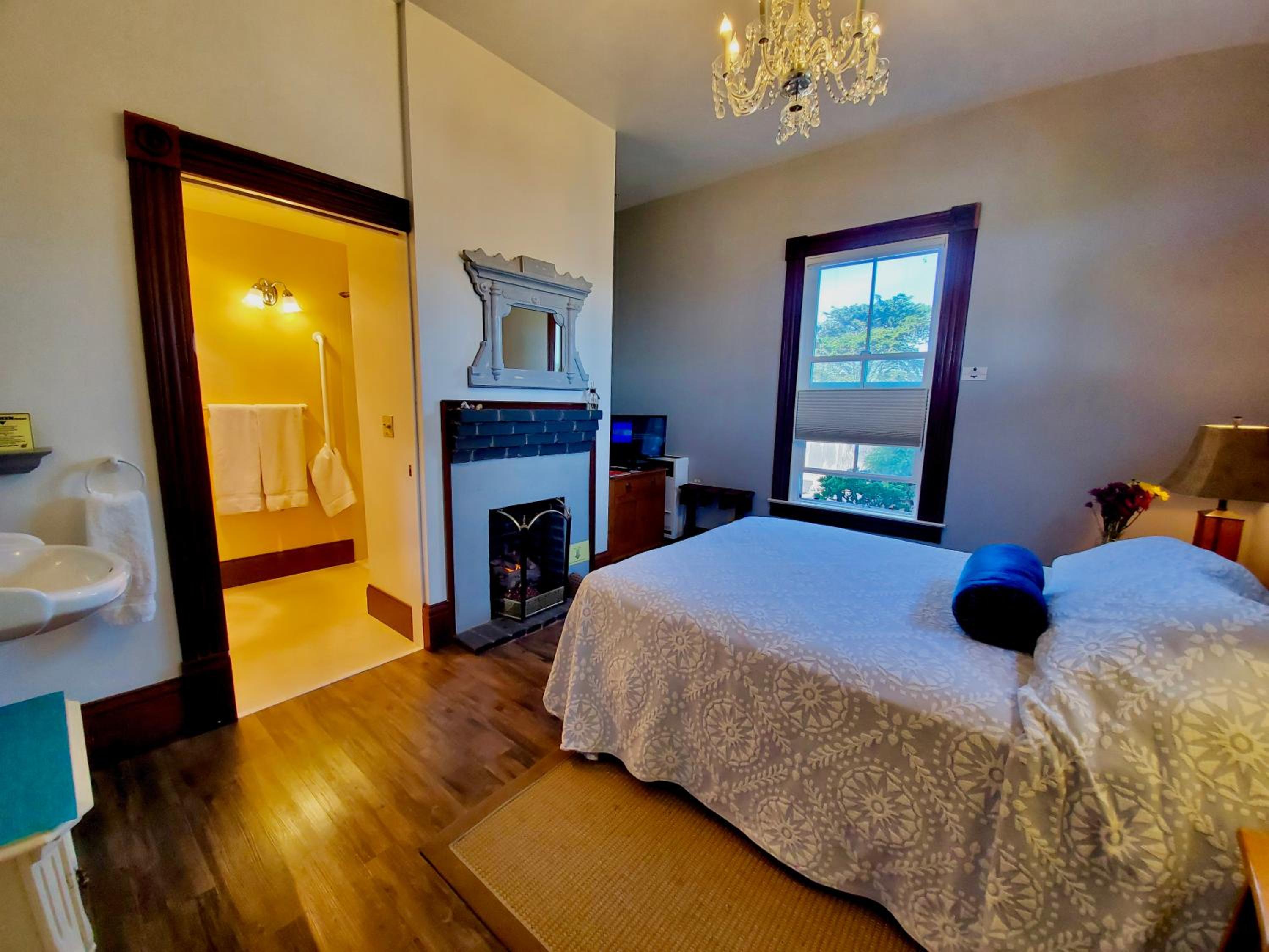 Queen Room - Disability Access photo 3