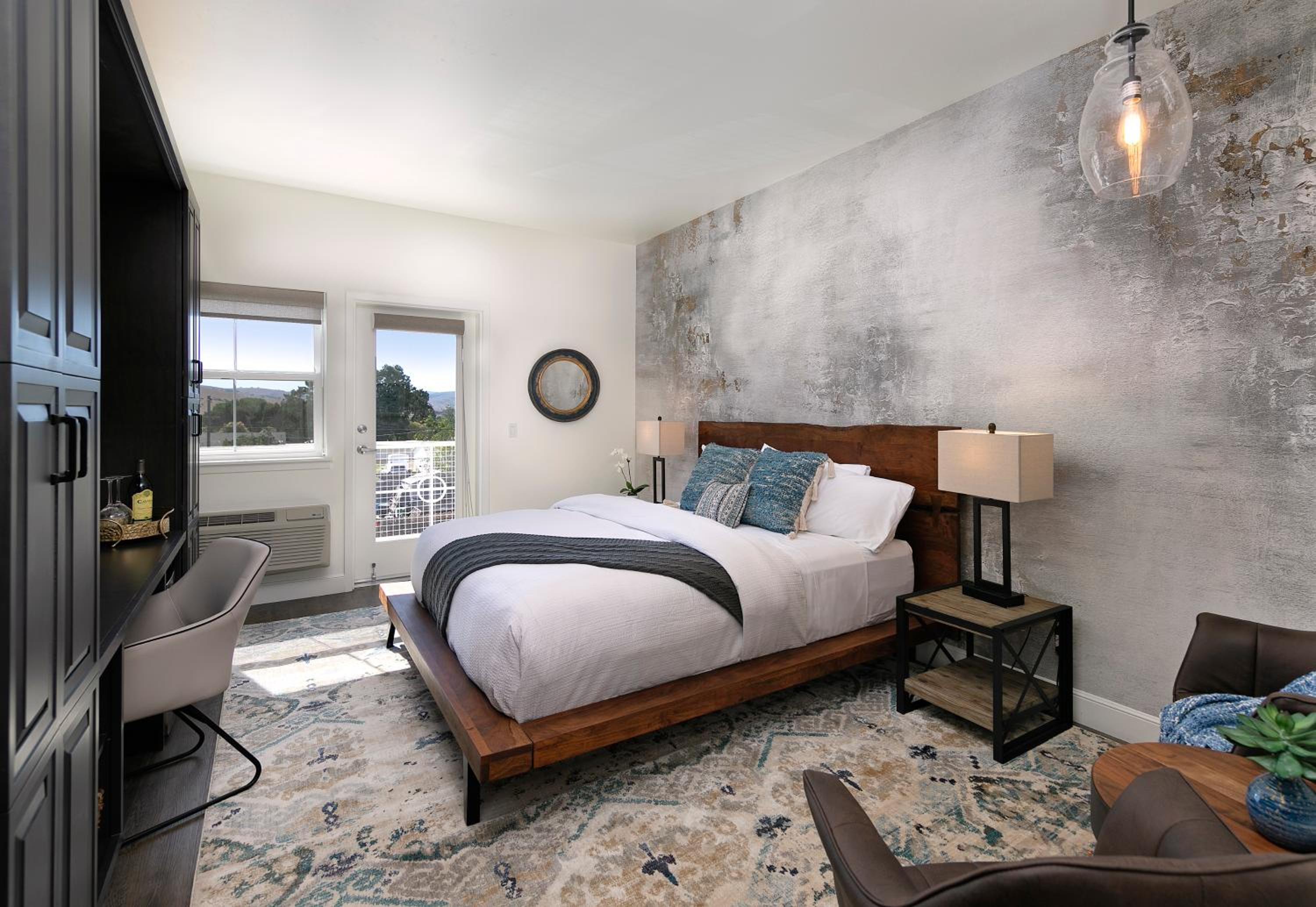 King Room with Balcony - Photo 1