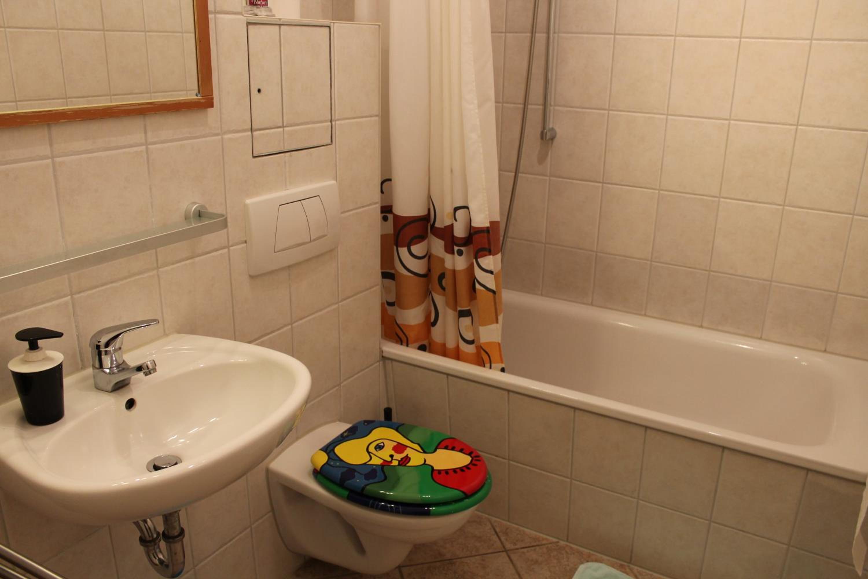 Single Room with Shared Bathroom photo 3