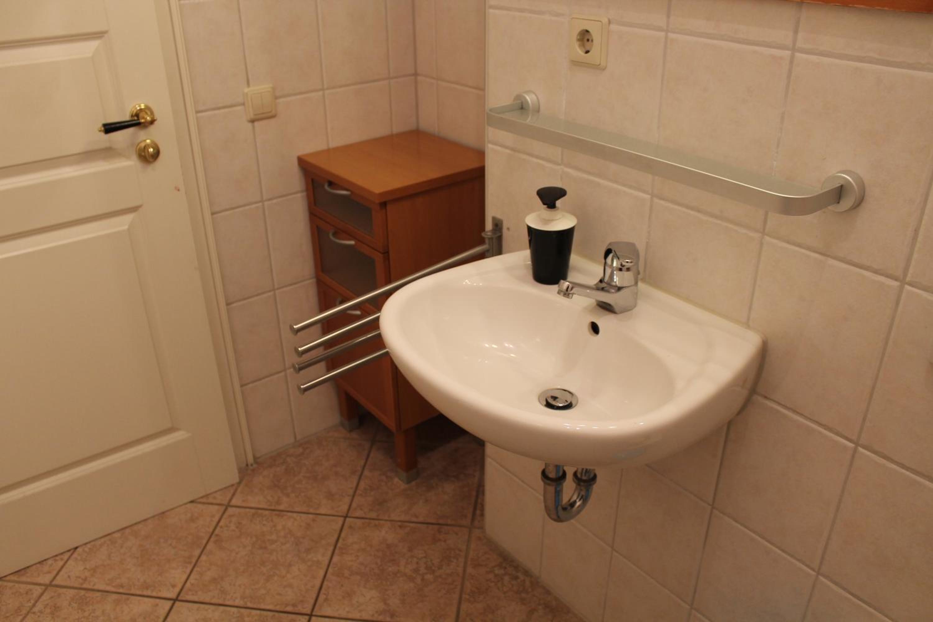 Single Room with Shared Bathroom photo 2