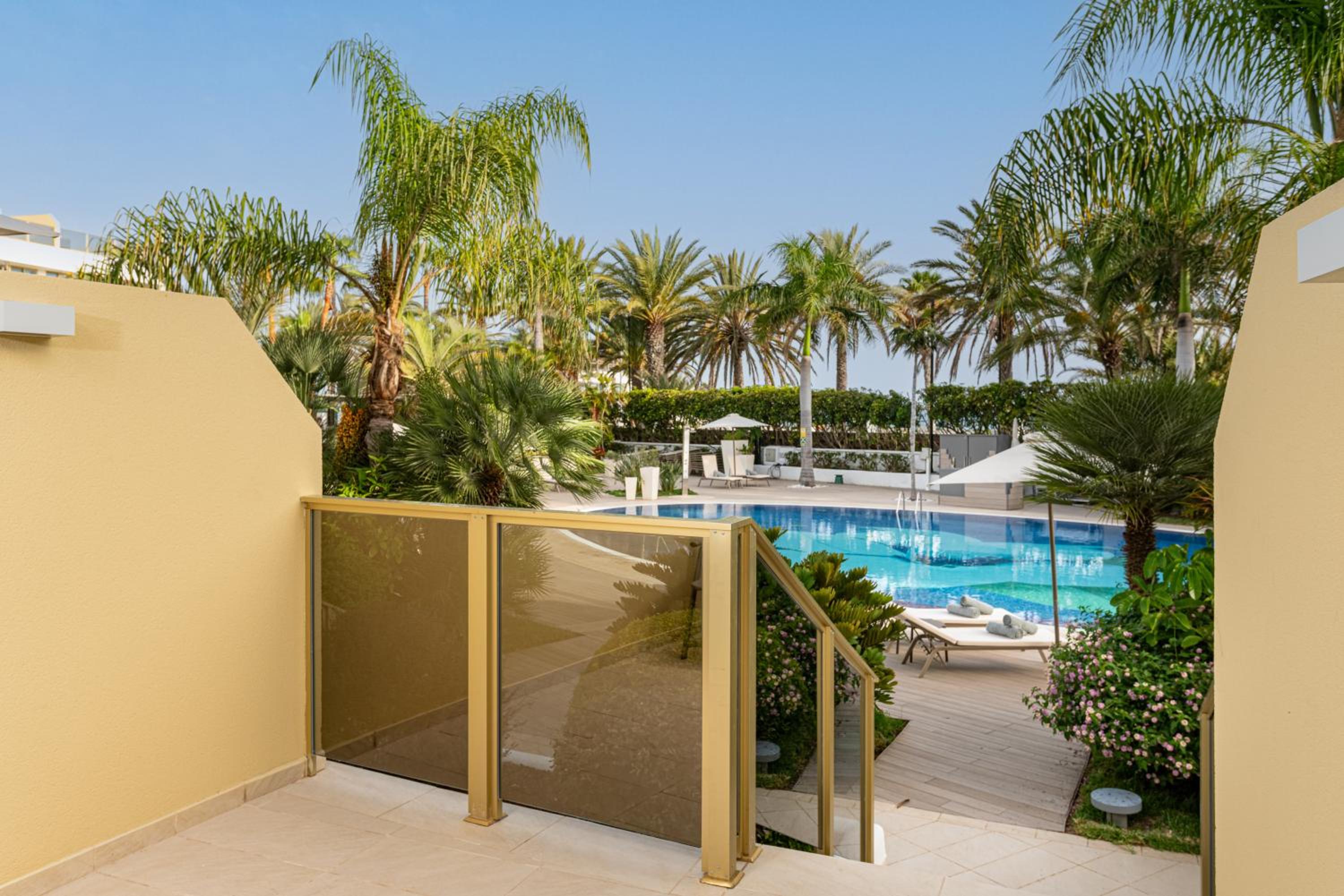 Superior Single Room with direct access to the Pool thumbnail 6